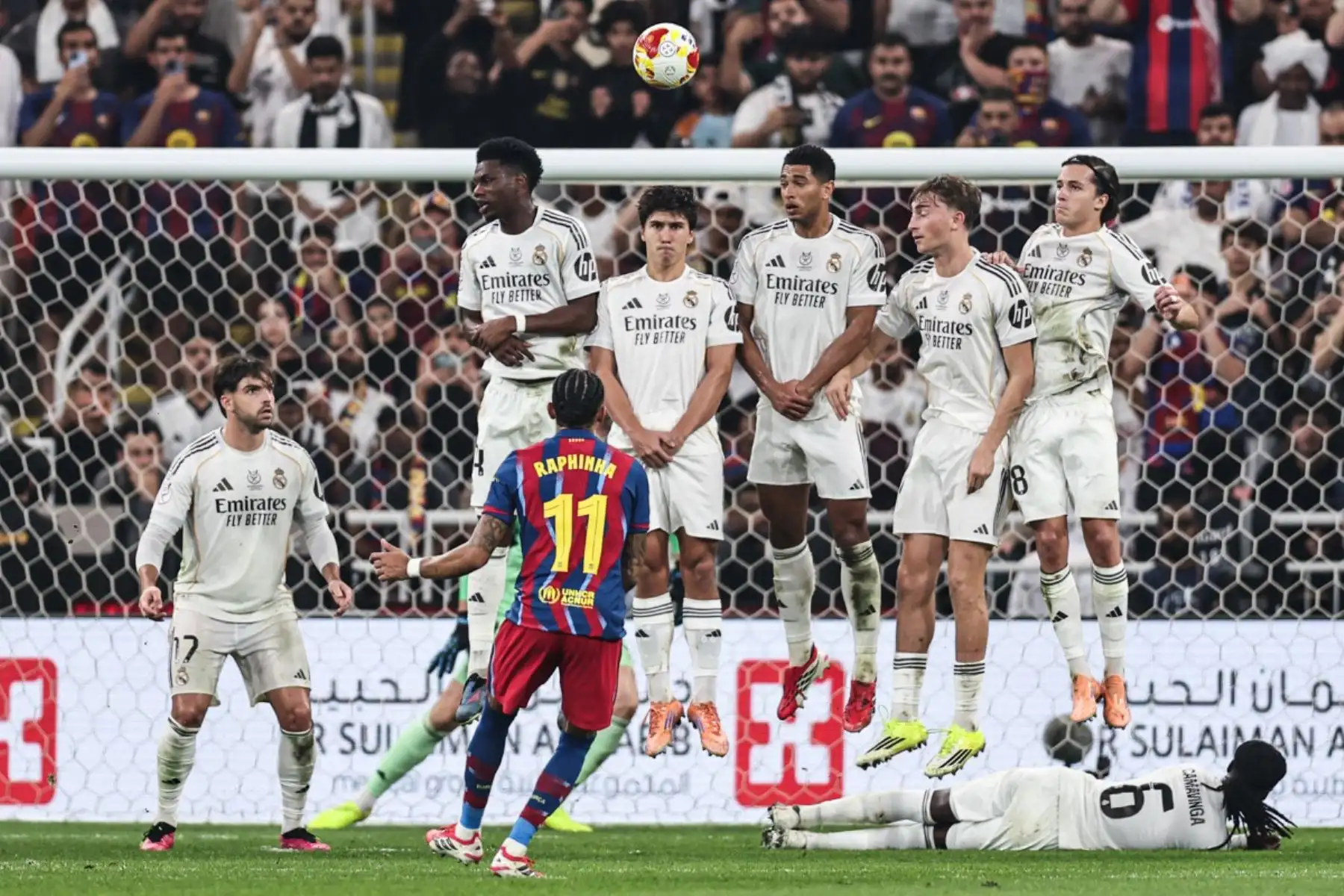 El delantero brasileño del Barcelona, ​​Raphinha, lanza un tiro libre durante la final de la Supercopa de España entre el FC Barcelona y el Real Madrid en el Estadio Rey Abdullah en Yeddah.
Foto: AFP