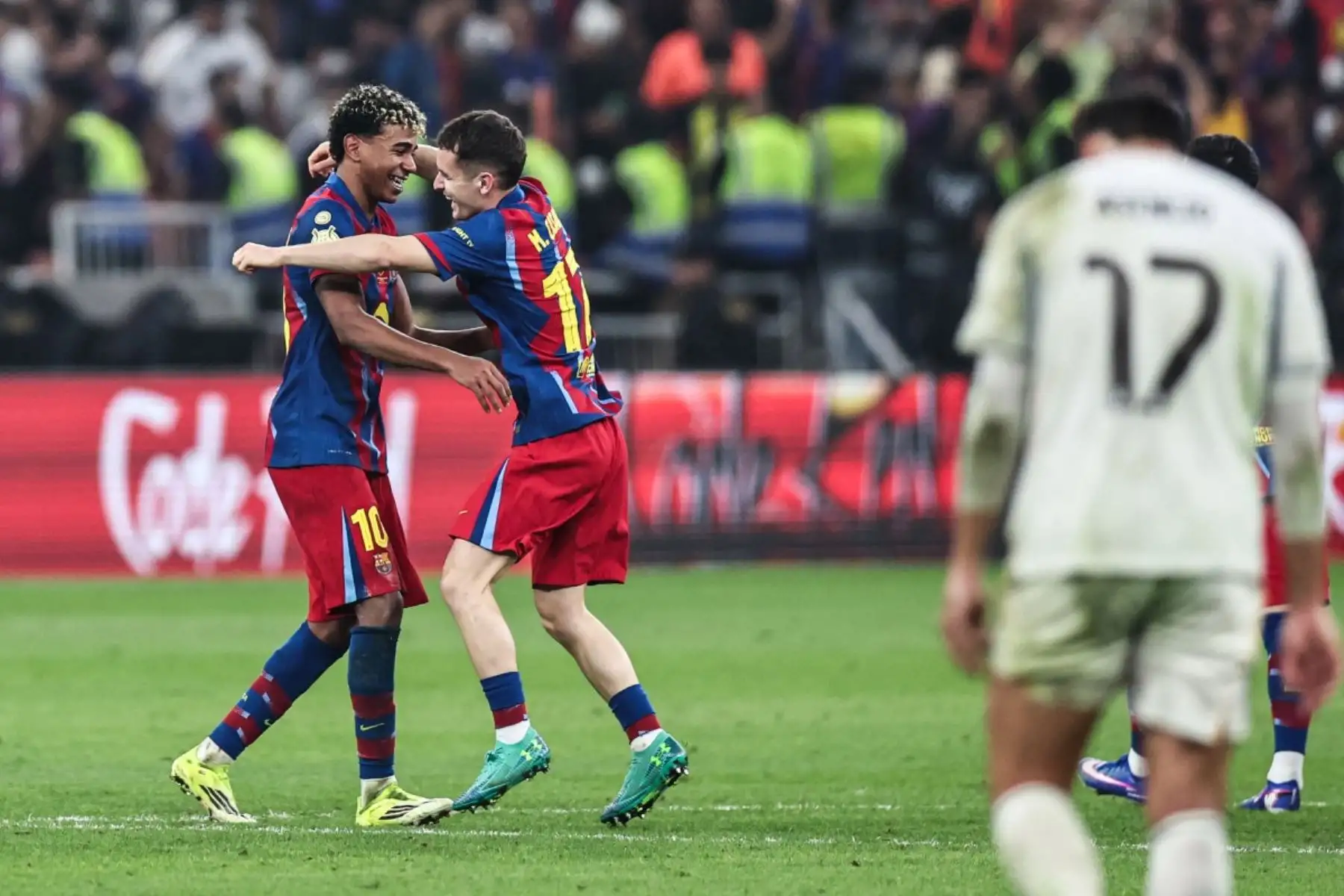 El delantero español del Barcelona, ​​Lamine Yamal, y el centrocampista español  del Barcelona, ​​Marc Casado, celebran tras ganar la final de la Supercopa de España entre el FC Barcelona y el Real Madrid en el Estadio Rey Abdullah en Yeddah .
Foto: AFP