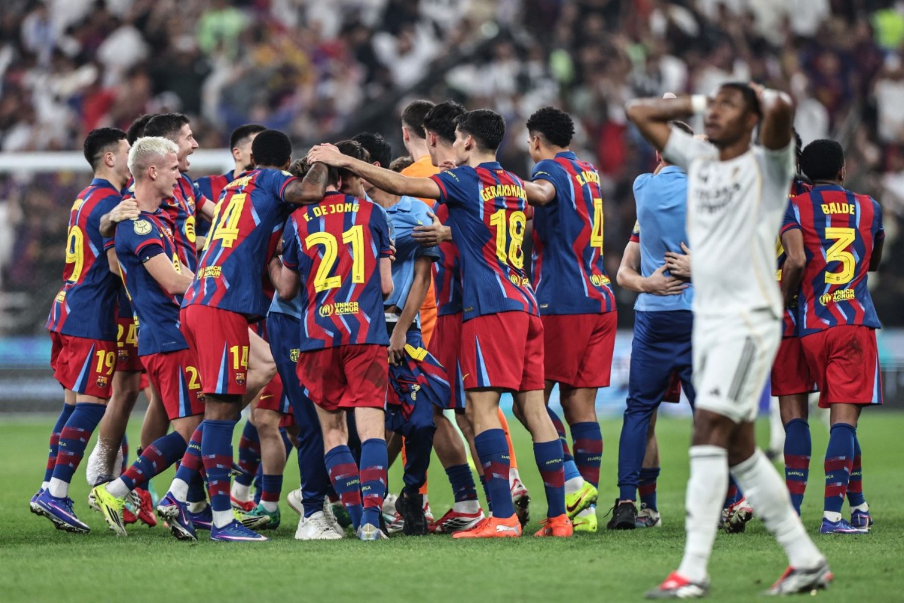 Los jugadores del Barcelona celebran tras ganar la final de la Supercopa de España entre el FC Barcelona y el Real Madrid en el Estadio Rey Abdullah en Yeddah .
Foto: AFP