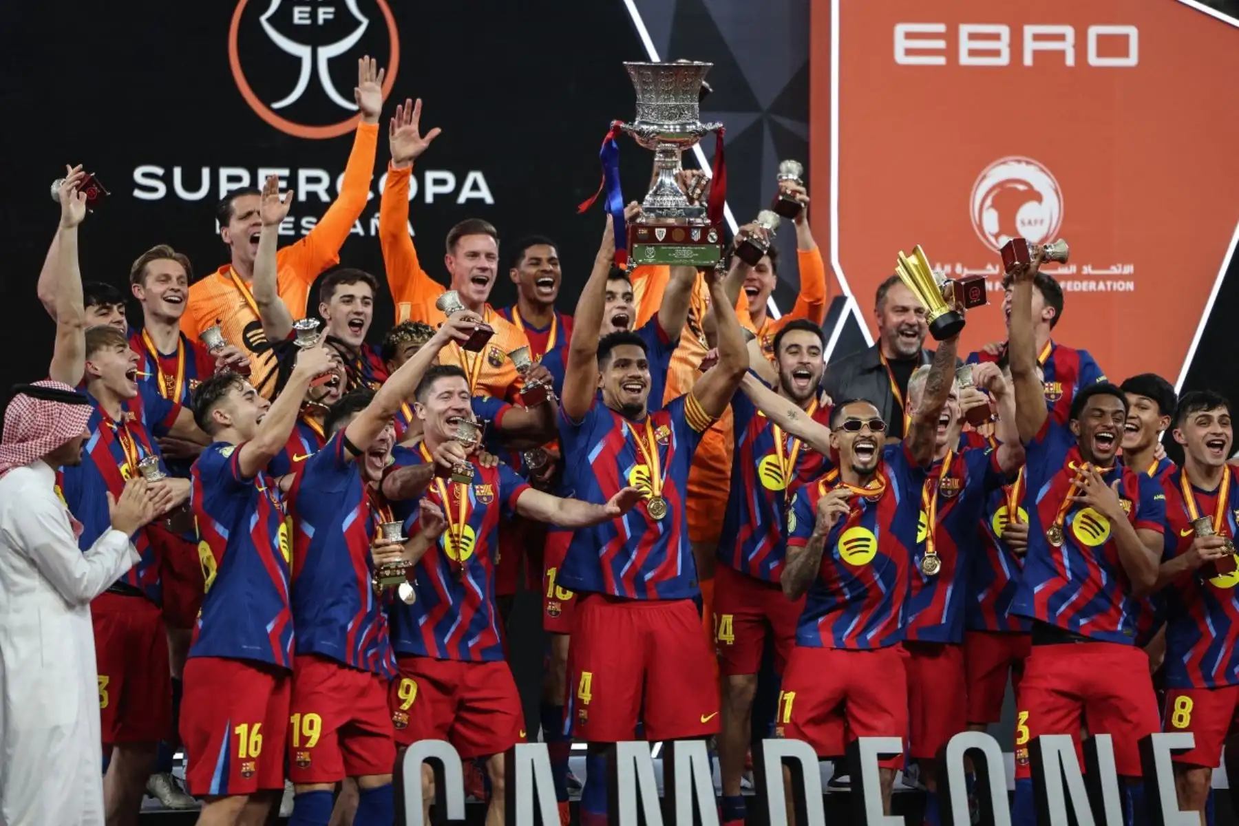 Los jugadores del Barcelona levantan el trofeo mientras celebran tras ganar la final de la Supercopa de España entre el FC Barcelona y el Real Madrid en el Estadio Rey Abdullah en Yeddah.
Foto: AFP