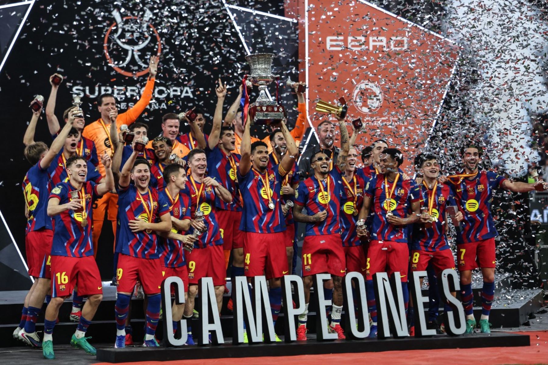 Los jugadores del Barcelona levantan el trofeo mientras celebran tras ganar la final de la Supercopa de España entre el FC Barcelona y el Real Madrid en el Estadio Rey Abdullah en Yeddah.
Foto: AFP