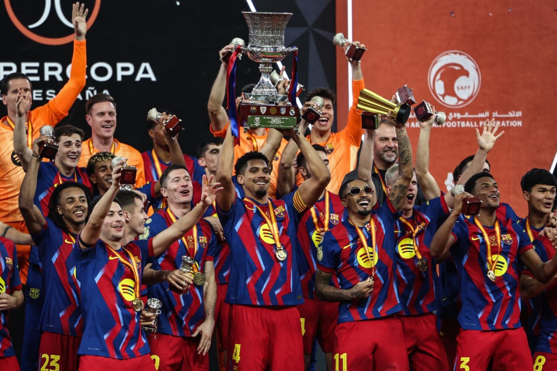 Los jugadores del Barcelona levantan el trofeo mientras celebran tras ganar la final de la Supercopa de España entre el FC Barcelona y el Real Madrid en el Estadio Rey Abdullah en Yeddah.
Foto: AFP