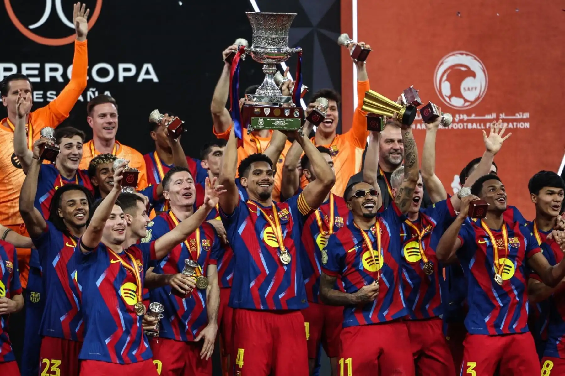 Los jugadores del Barcelona levantan el trofeo mientras celebran tras ganar la final de la Supercopa de España entre el FC Barcelona y el Real Madrid en el Estadio Rey Abdullah en Yeddah.
Foto: AFP