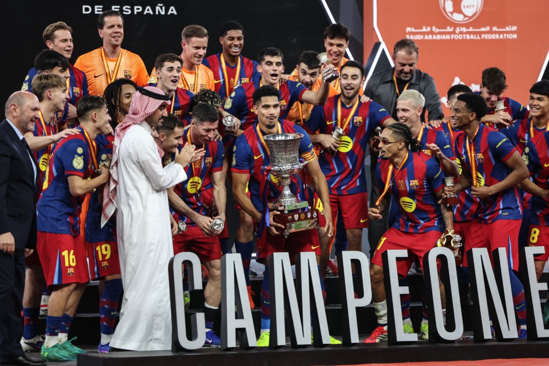 os jugadores del Barcelona levantan el trofeo mientras celebran tras ganar la final de la Supercopa de España entre el FC Barcelona y el Real Madrid en el Estadio Rey Abdullah en Yeddah.
Foto: AFP