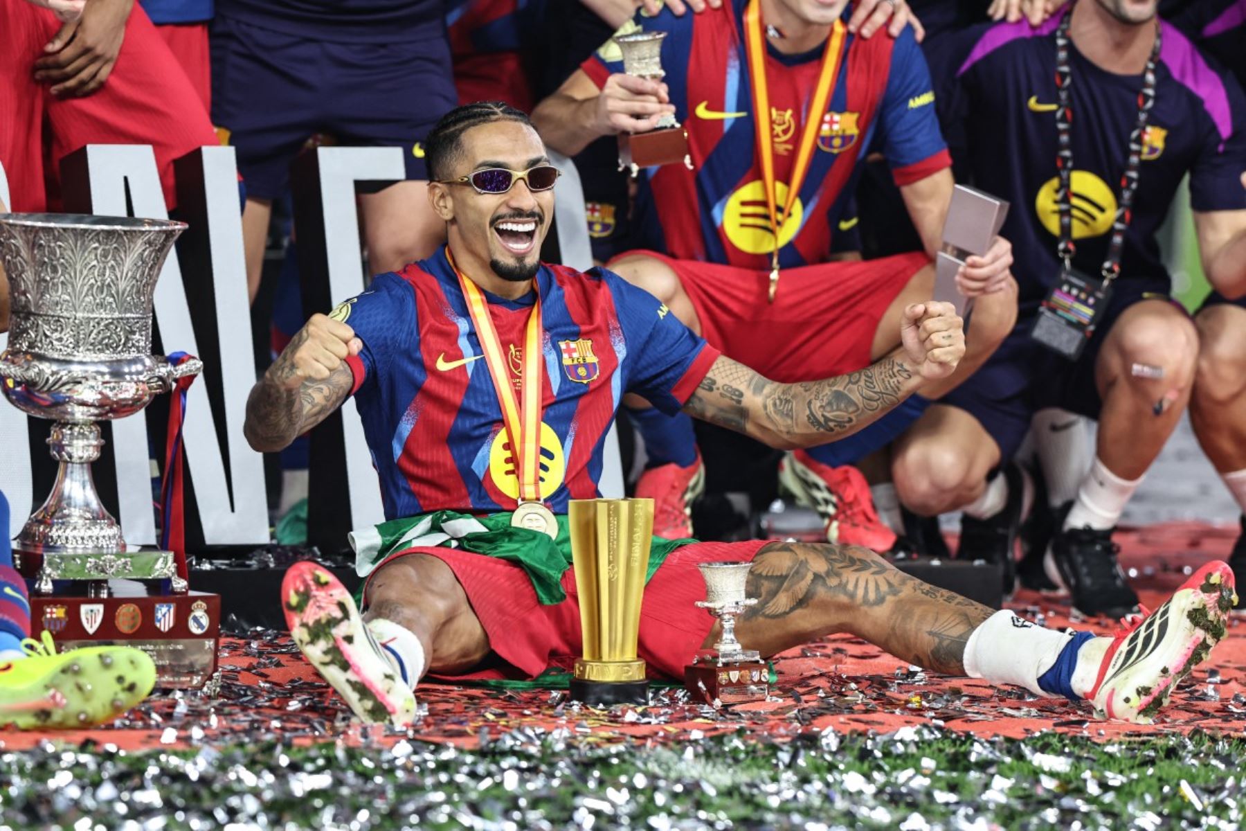 El delantero brasileño  del Barcelona, ​​Raphinha, celebra con sus compañeros la victoria en la final de la Supercopa de España entre el FC Barcelona y el Real Madrid en el Estadio Rey Abdullah de Yeda.
Foto: AFP