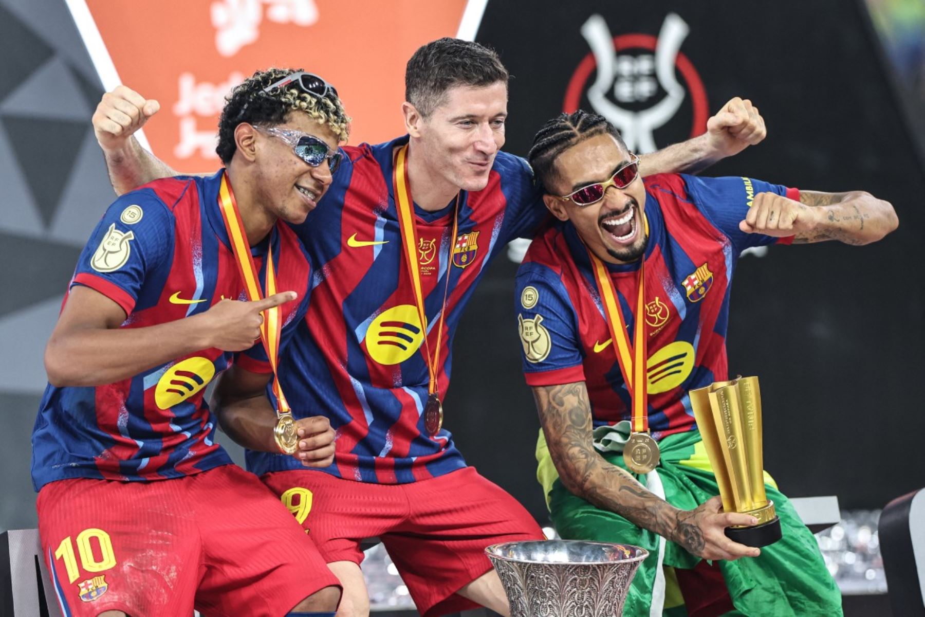 El delantero español del Barcelona, ​​Lamine Yamal, el delantero polaco Robert Lewandowski y el delantero brasileño Raphinha celebran después de ganar el partido final de la Supercopa de España de fútbol entre el FC Barcelona y el Real Madrid en el Estadio Rey Abdullah en Yeddah.
Foto: AFP