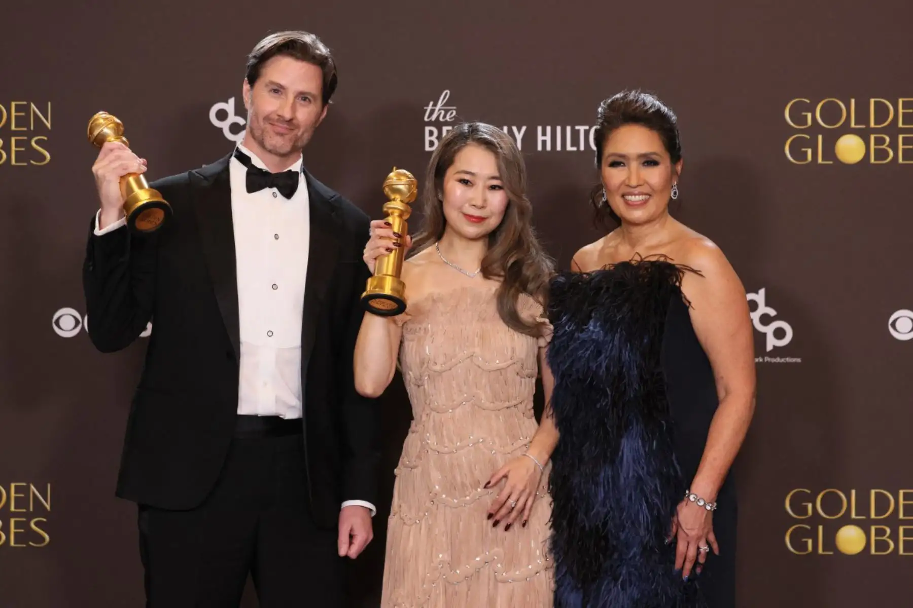 El animador y director estadounidense Chris Appelhans, la directora de cine surcoreano-canadiense Maggie Kang y la productora Michelle Wong posan en la sala de prensa con el premio a la Mejor Película de Animación por "KPop Demon Hunters" durante la 83.ª edición anual de los Globos de Oro en el hotel Beverly Hilton de Beverly Hills, California.
Foto: AFPFoto: AFP