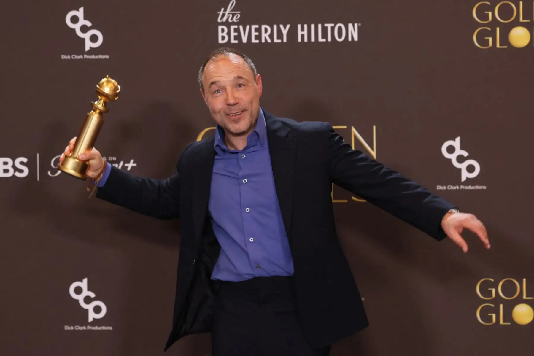 El actor británico Stephen Graham posa en la sala de prensa con el premio a Mejor Actor en una Miniserie, Serie de Antología o Película para Televisión por "Adolescencia" durante la 83.ª edición anual de los Globos de Oro en el hotel Beverly Hilton de Beverly Hills, California.
Foto: AFP