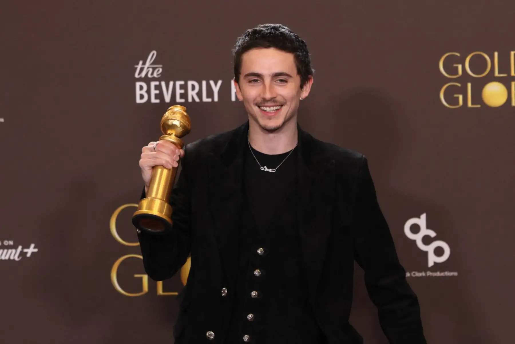 El actor franco-estadounidense Timothée Chalamet posa en la sala de prensa con el premio al Mejor Actor en una Película - Musical o Comedia por "Marty Supreme" durante la 83.ª edición de los Globos de Oro en el hotel Beverly Hilton de Beverly Hills, California.
Foto: AFP