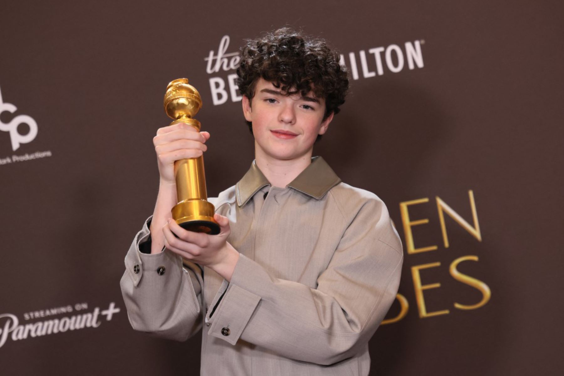 El actor británico Owen Cooper posa en la sala de prensa con su premio al Mejor Actor de Reparto en Televisión por "Adolescencia" durante la 83.ª edición de los Globos de Oro en el hotel Beverly Hilton de Beverly Hills, California.
Foto: AFP