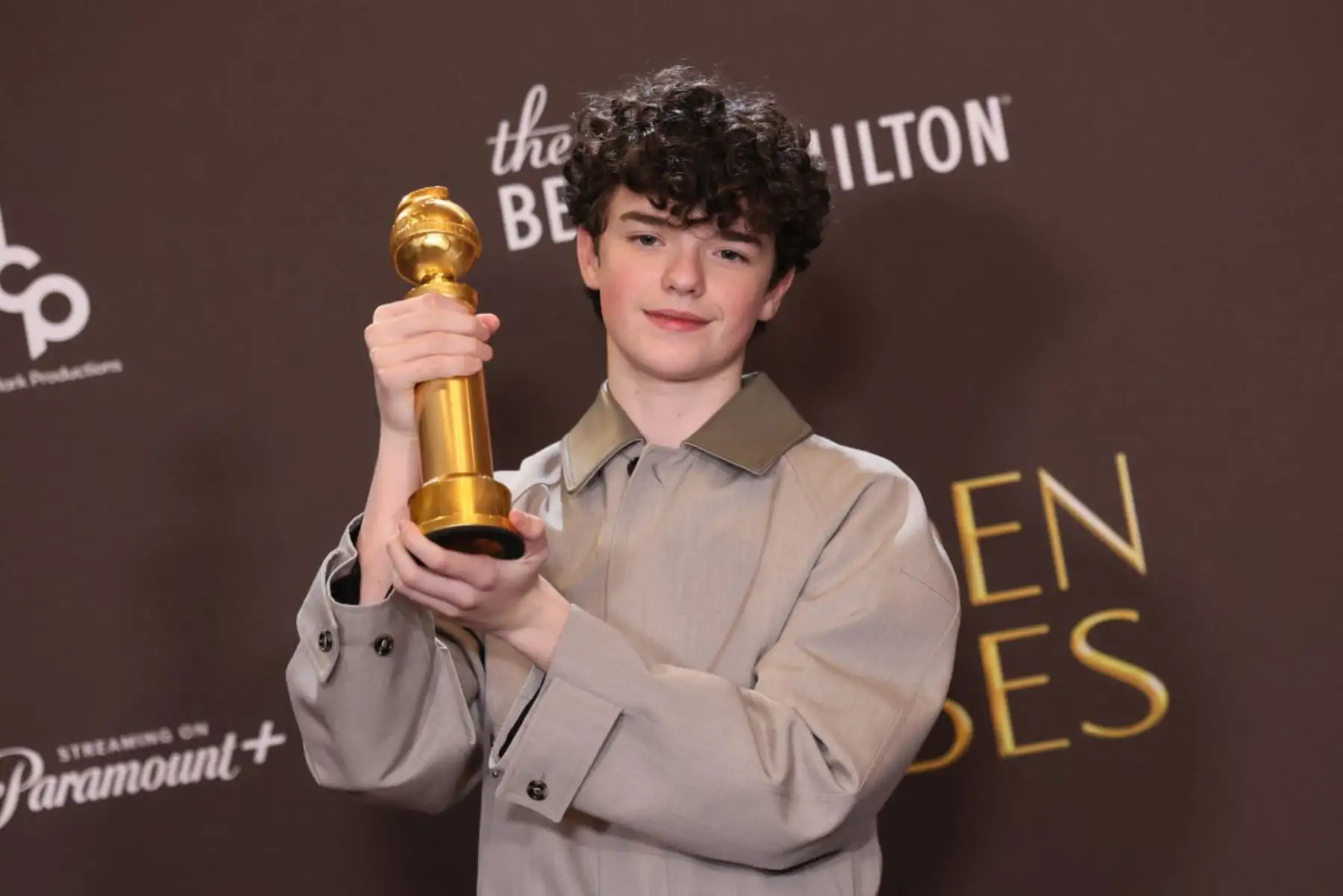 El actor británico Owen Cooper posa en la sala de prensa con su premio al Mejor Actor de Reparto en Televisión por "Adolescencia" durante la 83.ª edición de los Globos de Oro en el hotel Beverly Hilton de Beverly Hills, California.
Foto: AFP