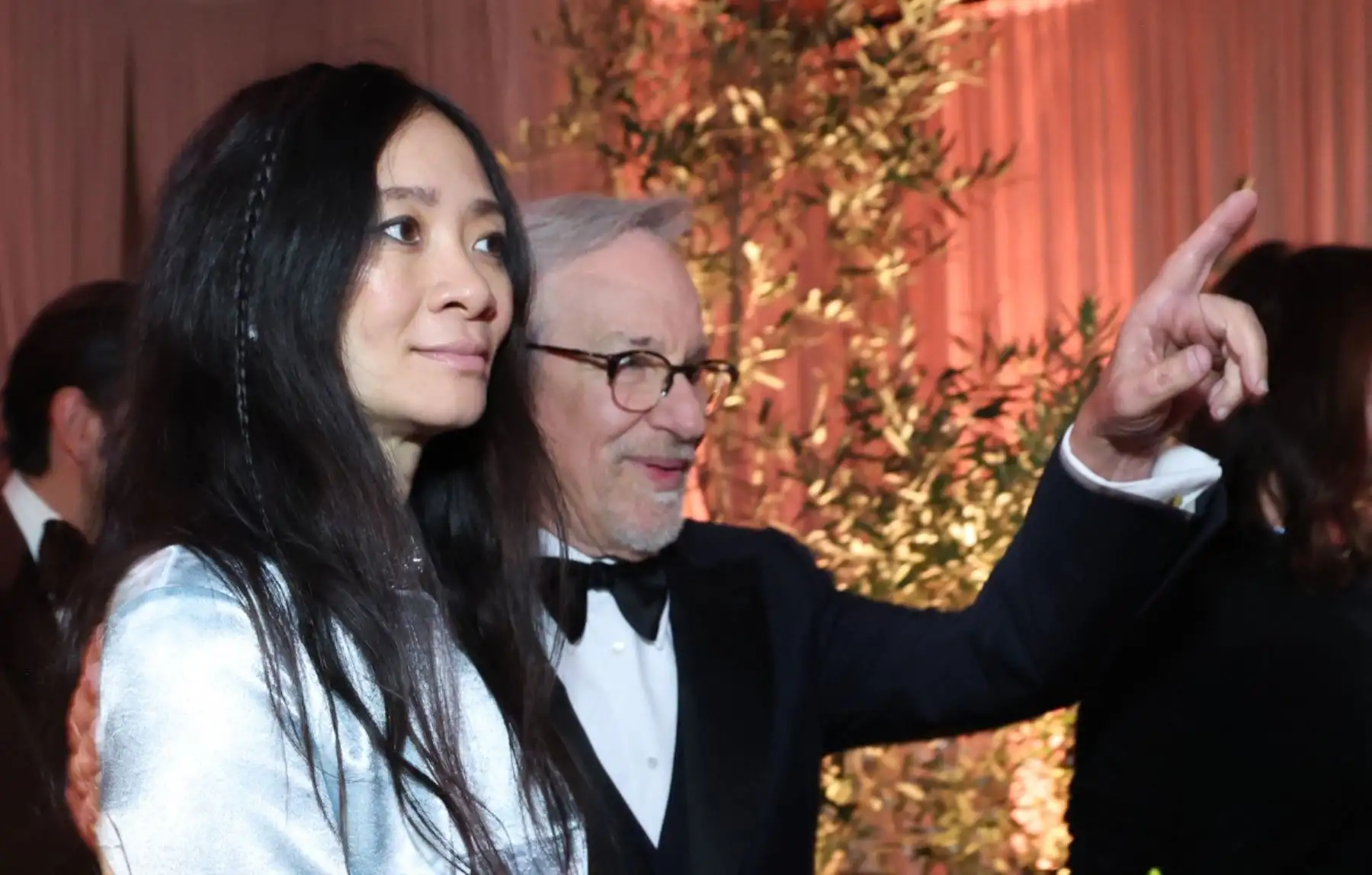 La directora china Chloe Zhao y el cineasta estadounidense Steven Spielberg asisten a la 83.ª edición anual de los Premios Globo de Oro en el hotel Beverly Hilton en Beverly Hills, California.
Foto: AFP