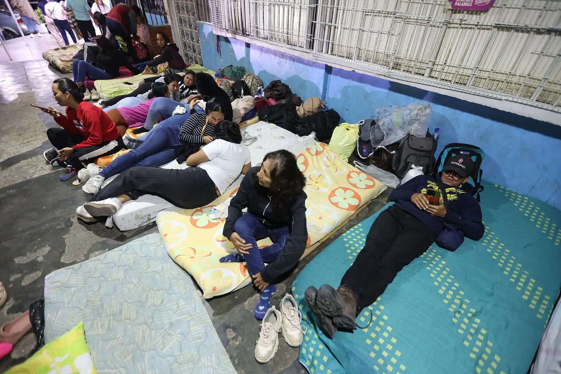 Familiares de presos políticos preparan colchones para dormir afuera de la prisión El Rodeo I en Guatire, estado Miranda, a unos 30 kilómetros al este de Caracas. Foto: AFP