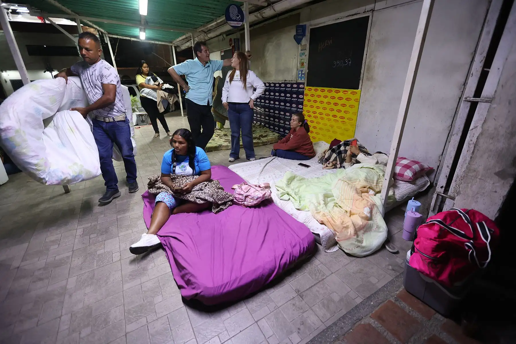 Familiares de presos políticos preparan colchones para dormir afuera de la prisión El Rodeo I en Guatire, estado Miranda, a unos 30 kilómetros al este de Caracas. Foto: AFP