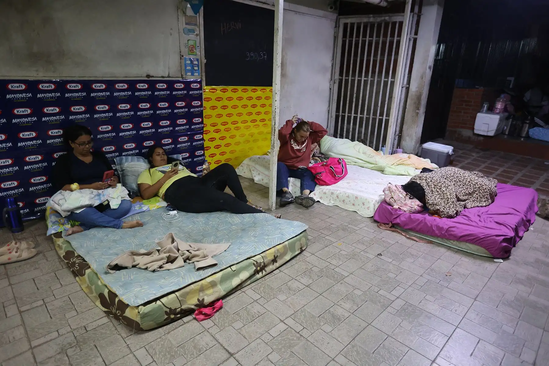 Familiares de presos políticos preparan colchones para dormir afuera de la prisión El Rodeo I en Guatire, estado Miranda, a unos 30 kilómetros al este de Caracas. Foto: AFP