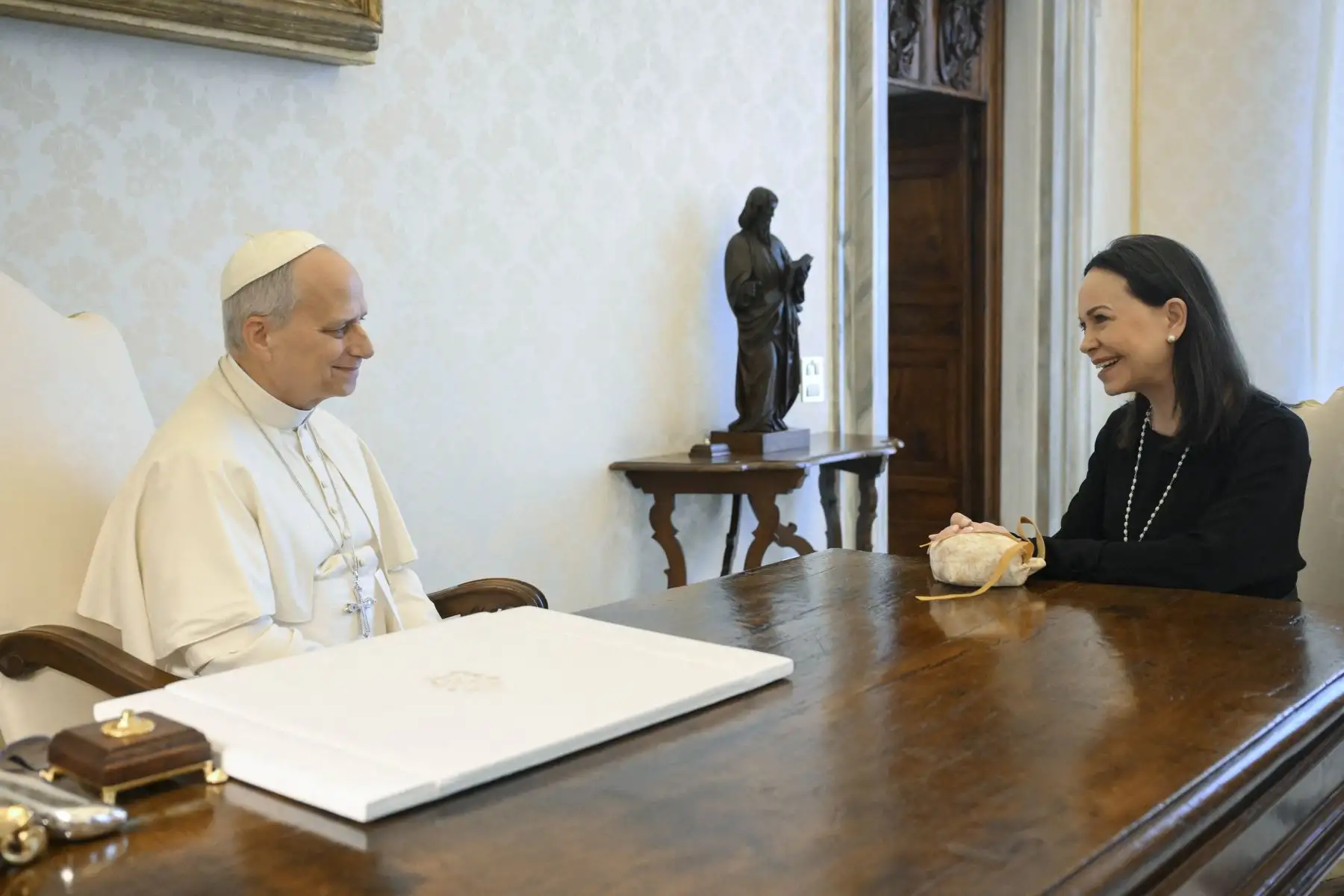 Papa León XIV durante una audiencia privada con la premio Nobel de la Paz de Venezuela, María Corina Machado, en el Vaticano. Foto: AFP