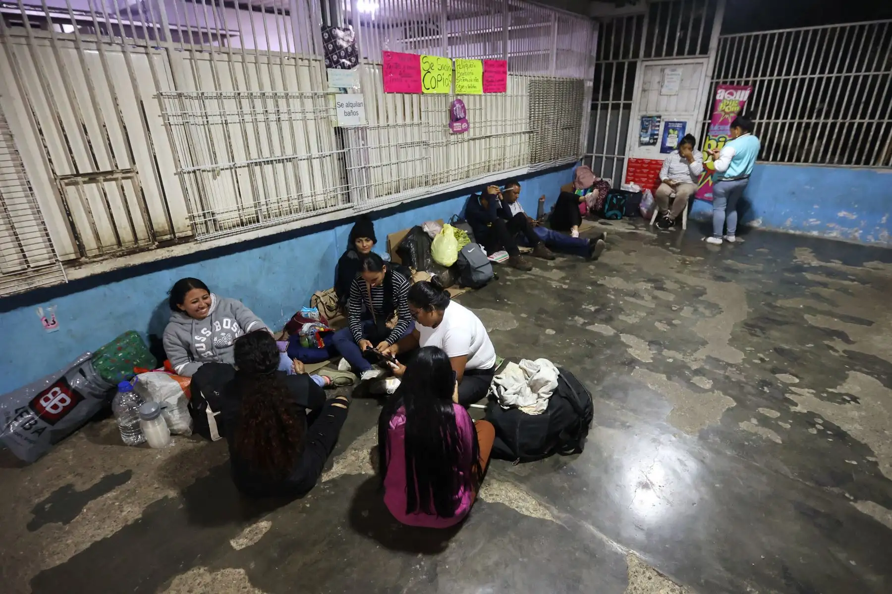Los familiares permanecen angustiados día y noche frente a las cárceles con la esperanza de estar entre los beneficiados. Foto: AFP