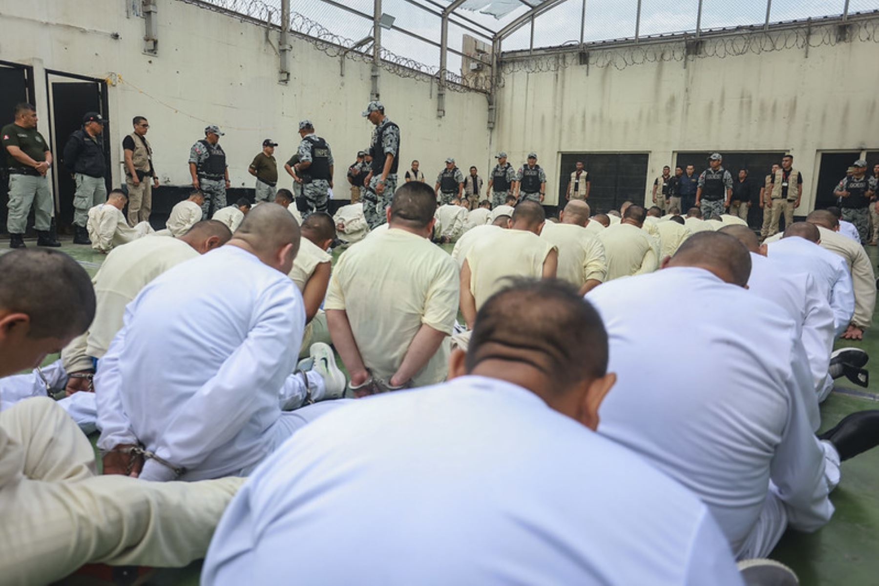 Los internos trasladados hoy al penal Ancón I provienen, principalmente, de establecimientos penitenciarios del norte del país: diez de Piura; diez de Chiclayo; 13 de Trujillo, dos de Cajamarca; y 20 de Lima. Foto: ANDINA/ Prensa Presidencia