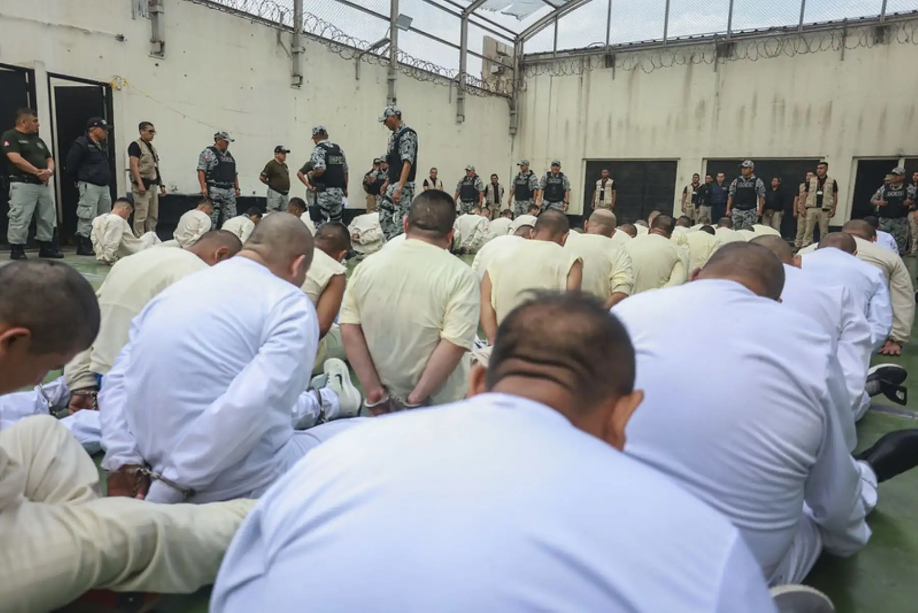 Los internos trasladados hoy al penal Ancón I provienen, principalmente, de establecimientos penitenciarios del norte del país: diez de Piura; diez de Chiclayo; 13 de Trujillo, dos de Cajamarca; y 20 de Lima. Foto: ANDINA/ Prensa Presidencia