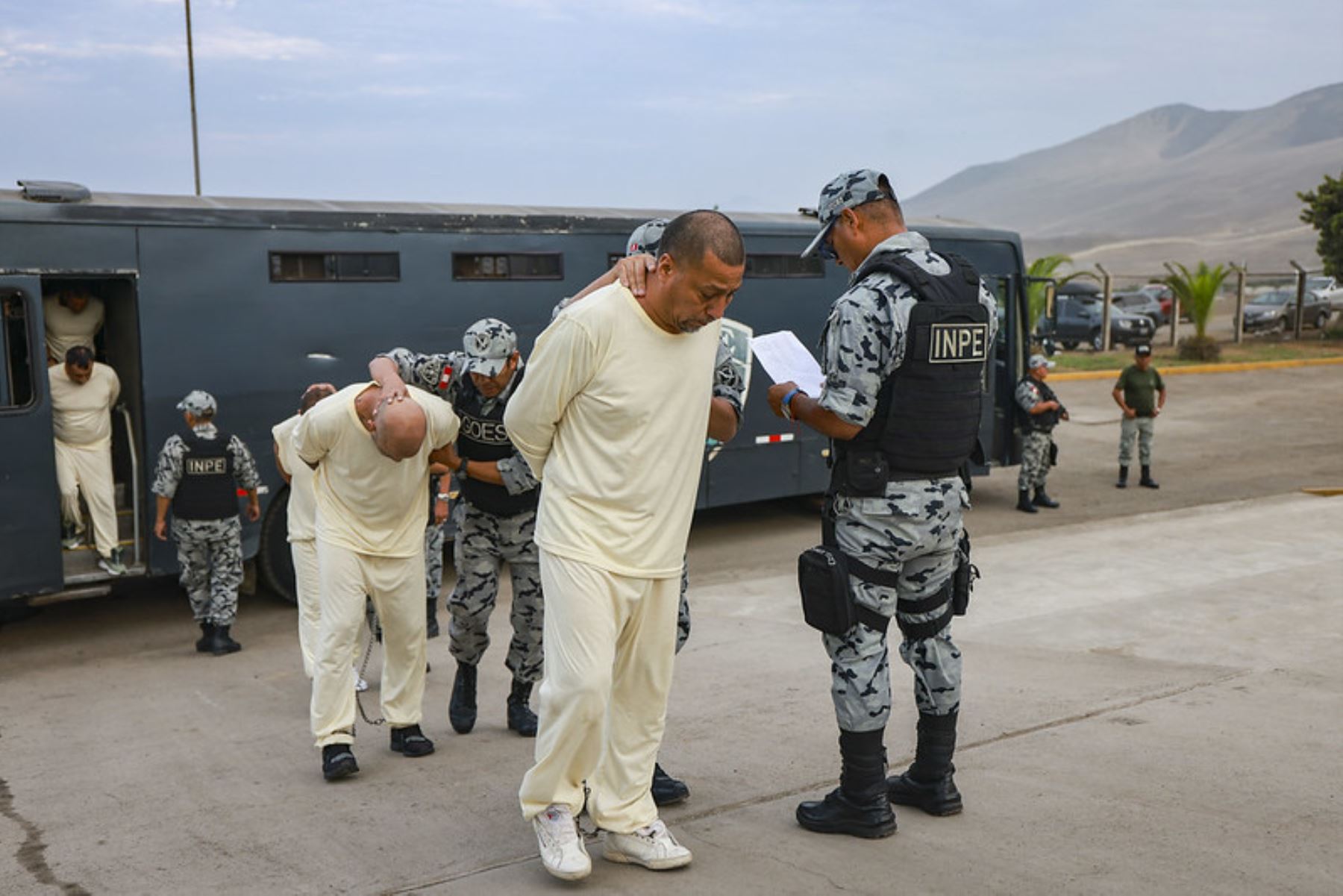 Los internos trasladados hoy al penal Ancón I provienen, principalmente, de establecimientos penitenciarios del norte del país: diez de Piura; diez de Chiclayo; 13 de Trujillo, dos de Cajamarca; y 20 de Lima. Foto: ANDINA/ Prensa Presidencia