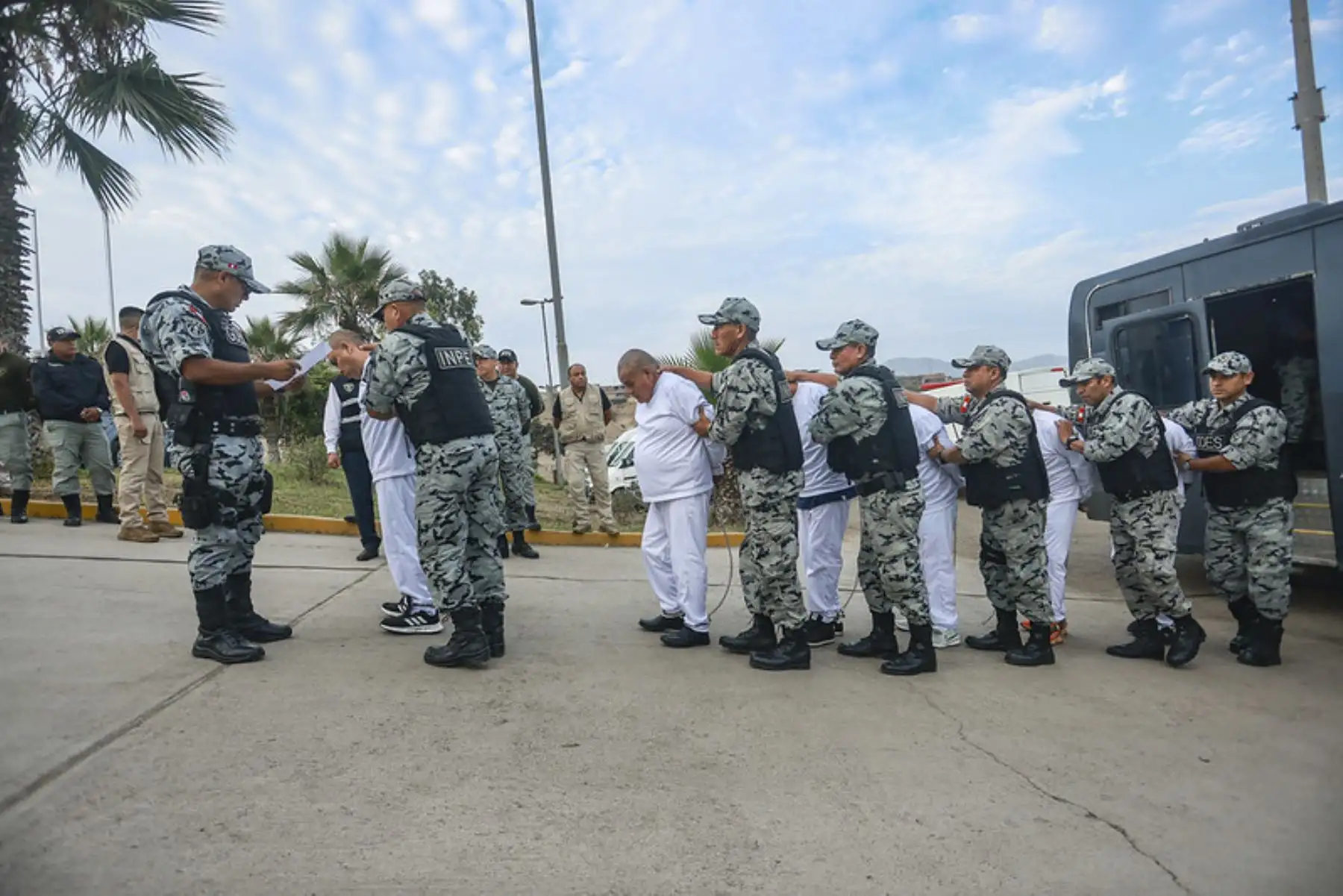 Los internos trasladados hoy al penal Ancón I provienen, principalmente, de establecimientos penitenciarios del norte del país: diez de Piura; diez de Chiclayo; 13 de Trujillo, dos de Cajamarca; y 20 de Lima. Foto: ANDINA/ Prensa Presidencia