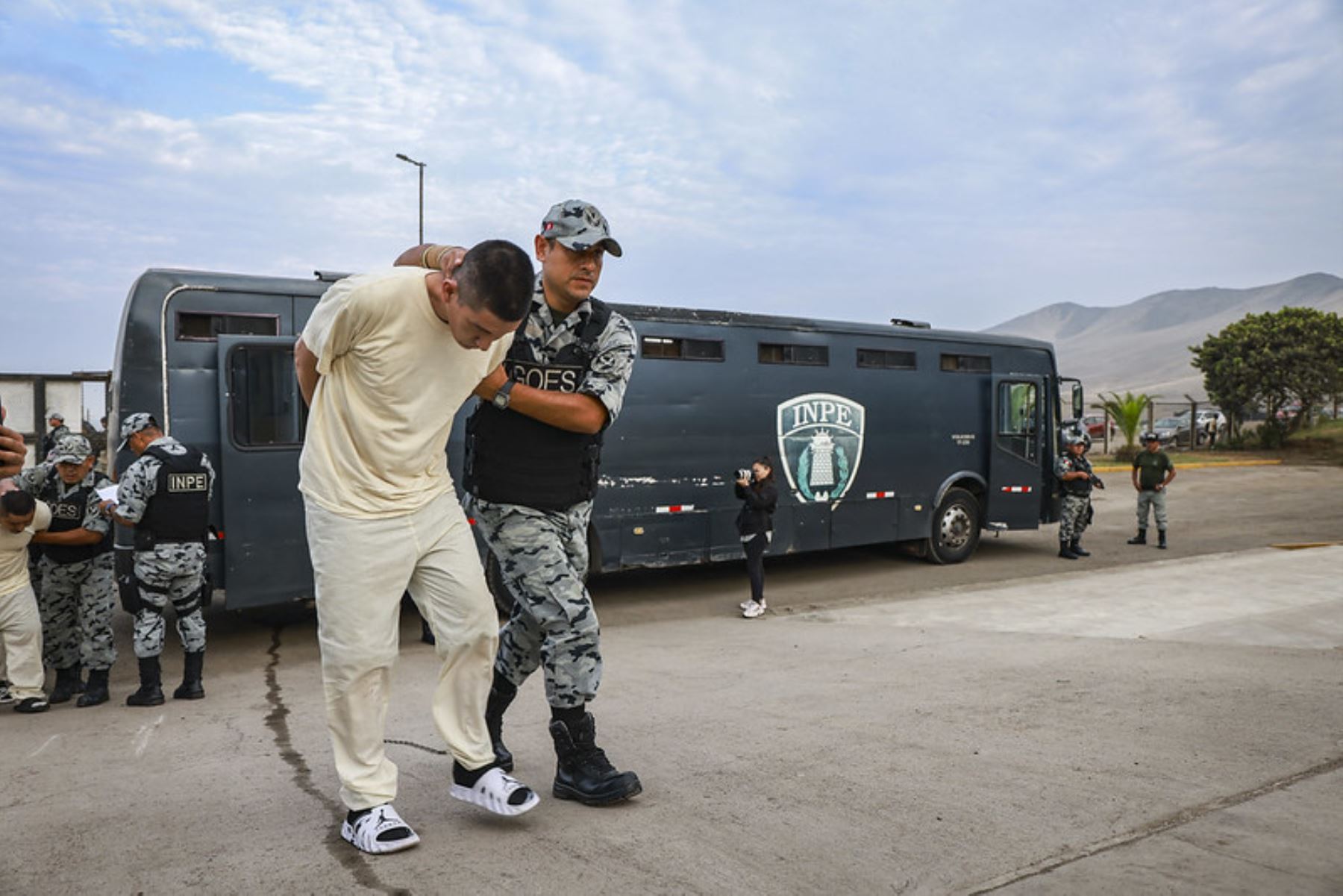 Los internos trasladados hoy al penal Ancón I provienen, principalmente, de establecimientos penitenciarios del norte del país: diez de Piura; diez de Chiclayo; 13 de Trujillo, dos de Cajamarca; y 20 de Lima. Foto: ANDINA/ Prensa Presidencia