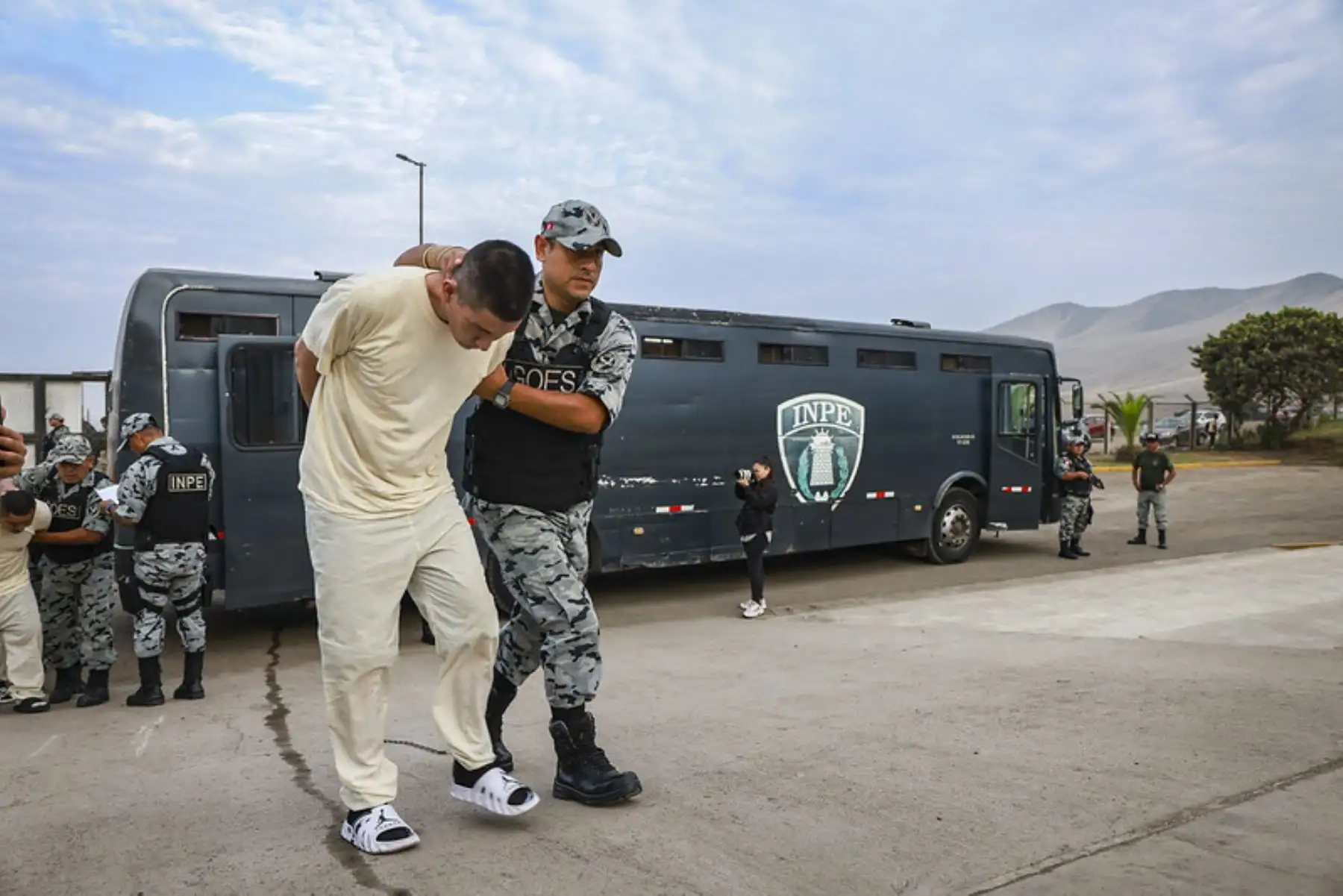Los internos trasladados hoy al penal Ancón I provienen, principalmente, de establecimientos penitenciarios del norte del país: diez de Piura; diez de Chiclayo; 13 de Trujillo, dos de Cajamarca; y 20 de Lima. Foto: ANDINA/ Prensa Presidencia