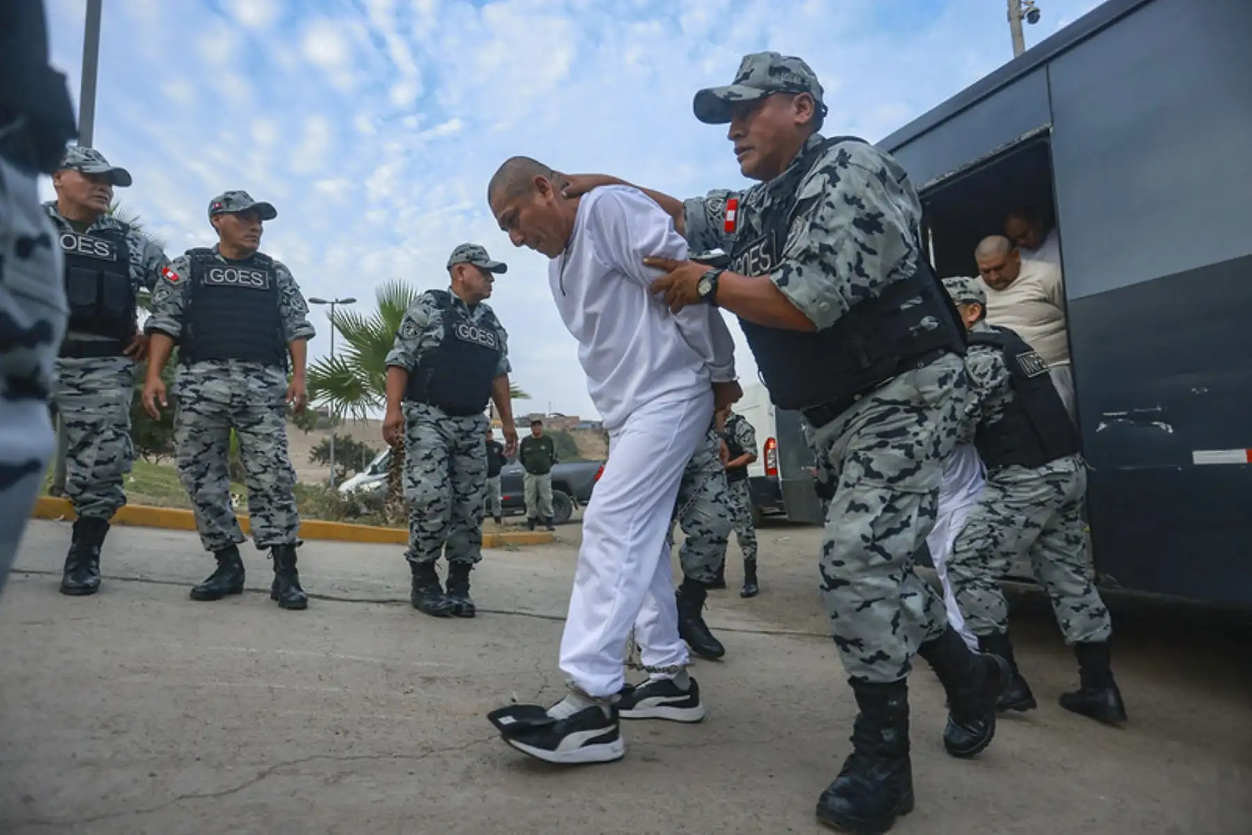 Los internos trasladados hoy al penal Ancón I provienen, principalmente, de establecimientos penitenciarios del norte del país: diez de Piura; diez de Chiclayo; 13 de Trujillo, dos de Cajamarca; y 20 de Lima. Foto: ANDINA/ Prensa Presidencia