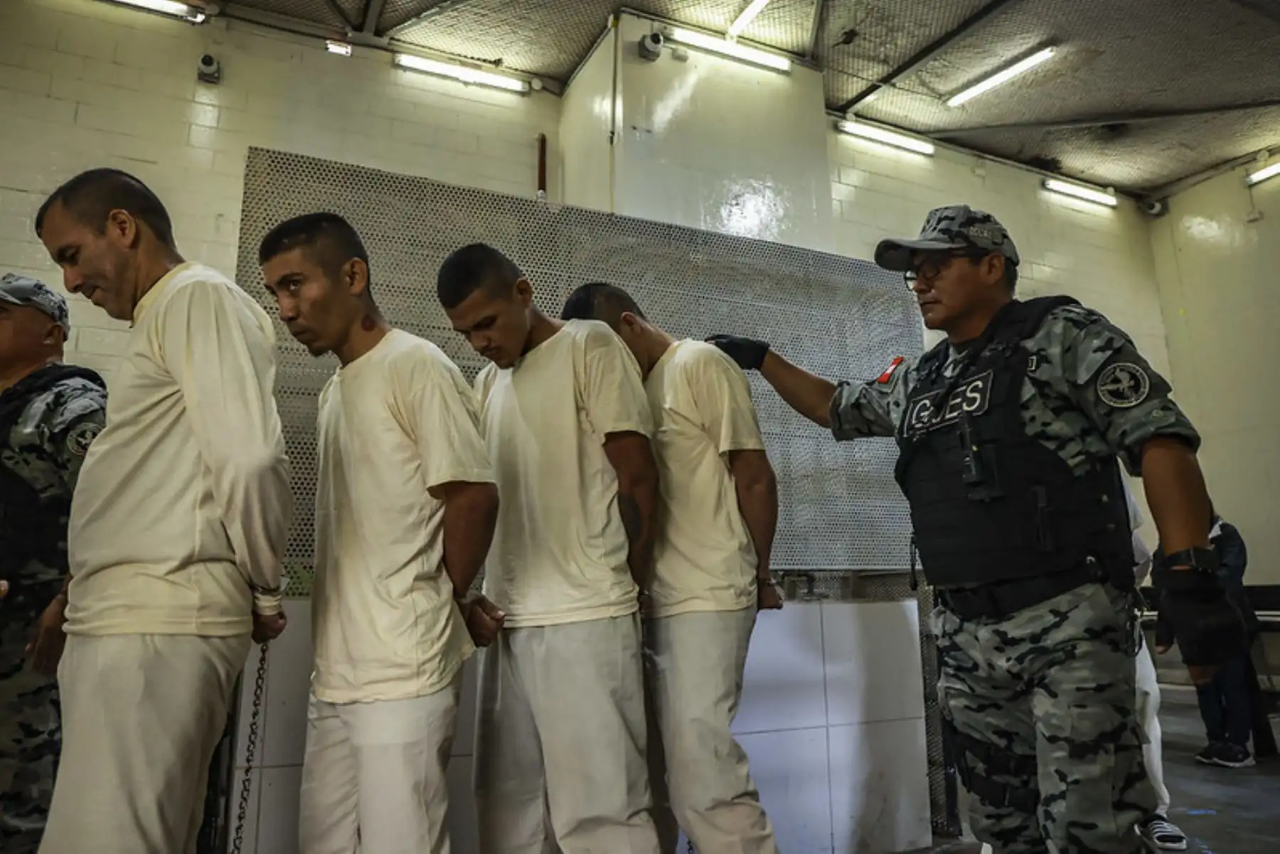 Los internos trasladados hoy al penal Ancón I provienen, principalmente, de establecimientos penitenciarios del norte del país: diez de Piura; diez de Chiclayo; 13 de Trujillo, dos de Cajamarca; y 20 de Lima. Foto: ANDINA/ Prensa Presidencia