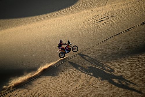 Luciano Benavides se coloca de líder en motos en el Rally Dakar