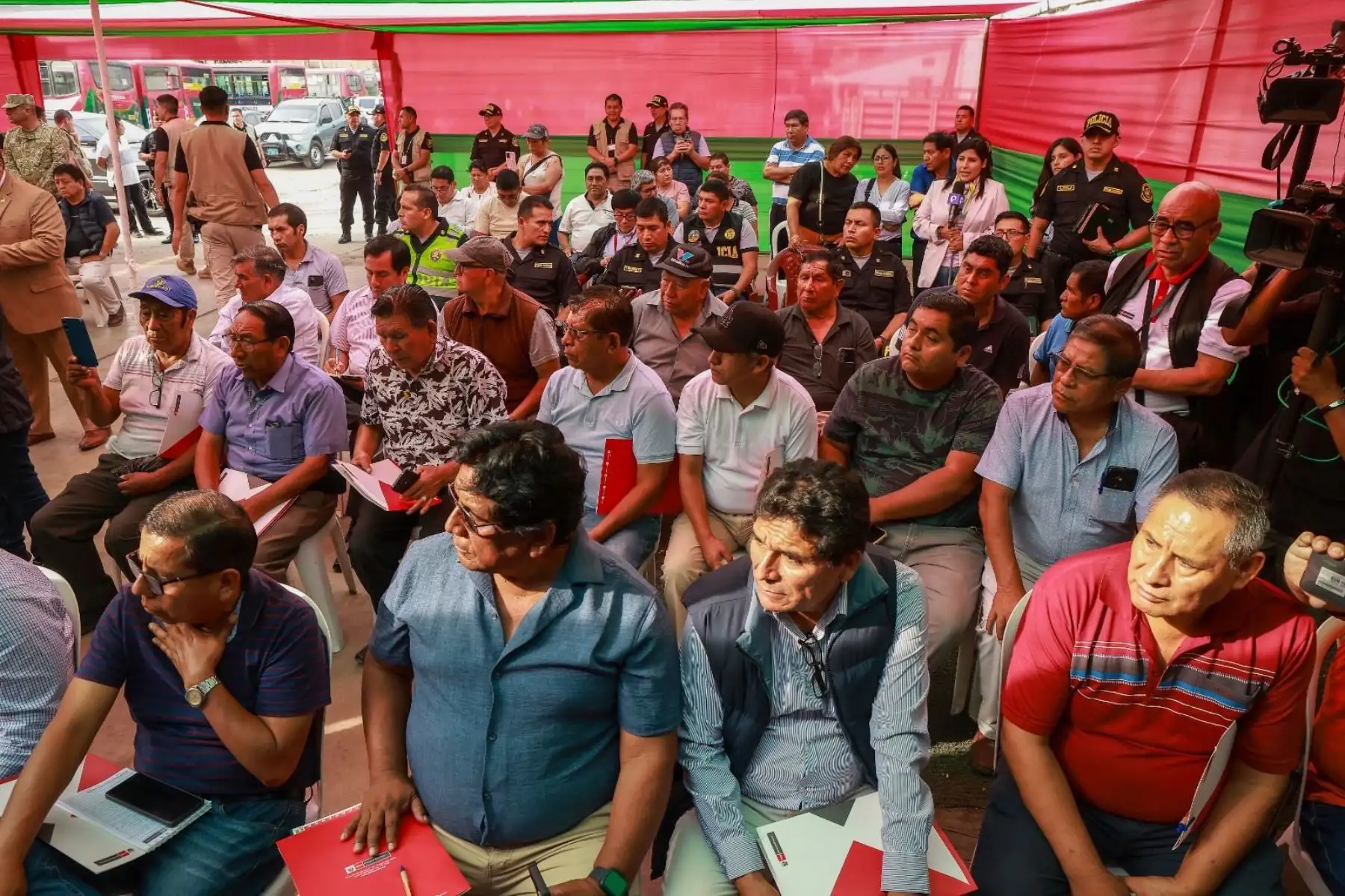El presidente de la república, José Jerí, lideró hoy una reunión estratégica con los gremios de transportistas, priorizando la seguridad frente a la criminalidad. Foto: ANDINA/ Prensa Presidencia