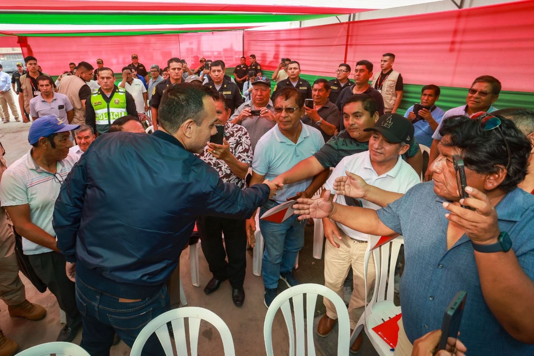 El presidente de la república, José Jerí, lideró hoy una reunión estratégica con los gremios de transportistas, priorizando la seguridad frente a la criminalidad. Foto: ANDINA/ Prensa Presidencia