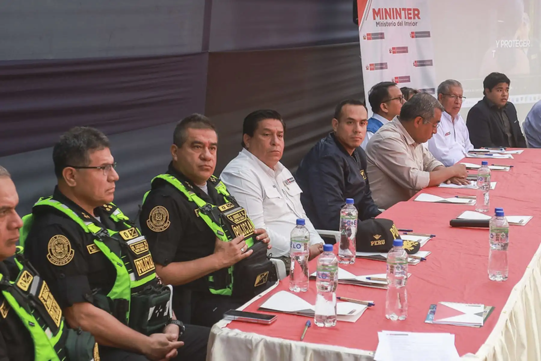 El presidente de la república, José Jerí, lideró hoy una reunión estratégica con los gremios de transportistas, priorizando la seguridad frente a la criminalidad. Foto: ANDINA/ Prensa Presidencia