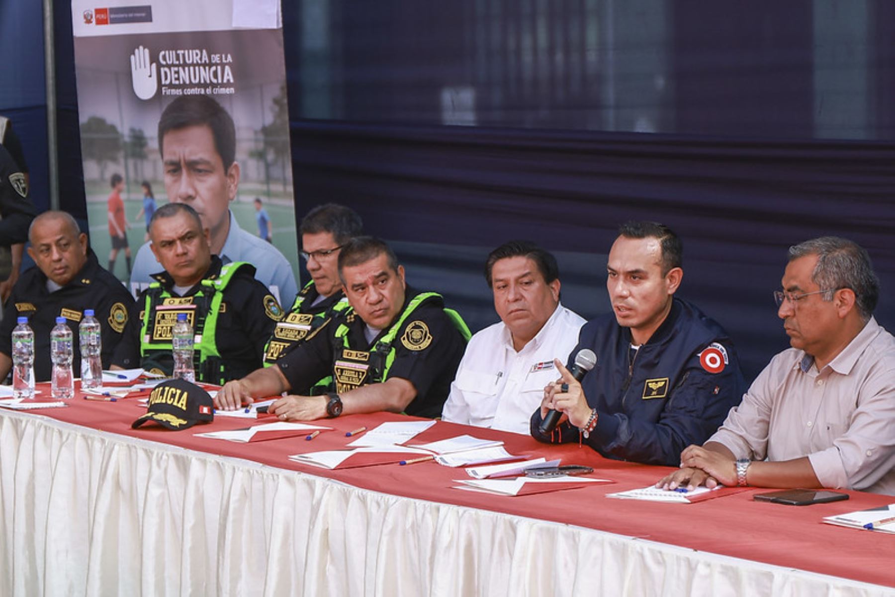 El presidente de la república, José Jerí, lideró hoy una reunión estratégica con los gremios de transportistas, priorizando la seguridad frente a la criminalidad. Foto: ANDINA/ Prensa Presidencia