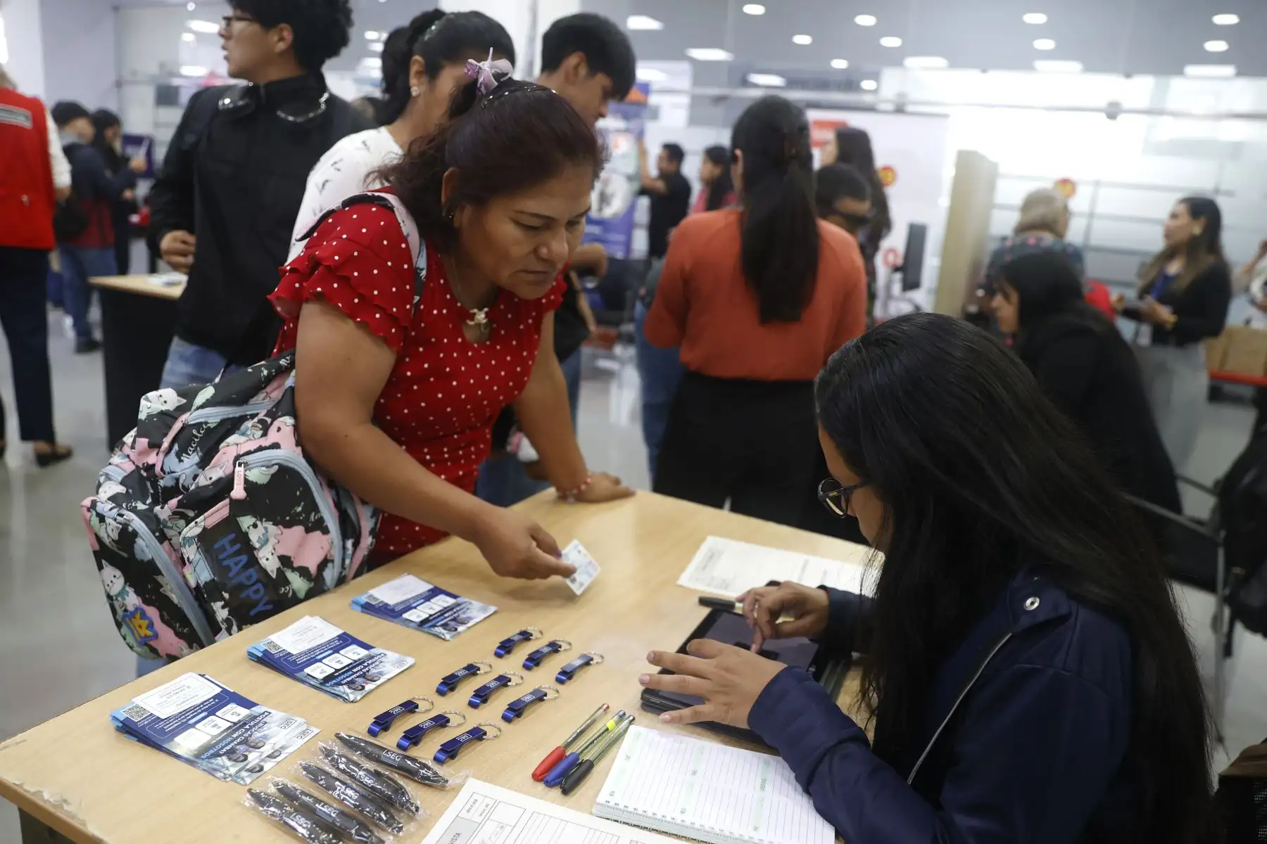 La propuesta “Mi Primera Chamba” prioriza la inserción laboral de jóvenes, aunque también está abierta a personas con experiencia que buscan reinsertarse en el mercado de trabajo formal.
Foto: ANDINA/Vidal Tarqui