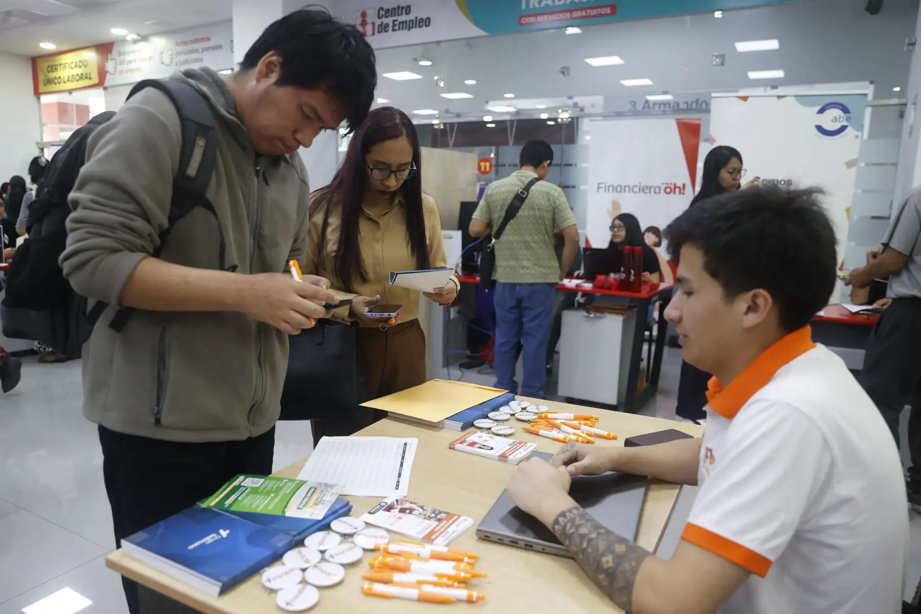 Durante la Maratón del Empleo, los asistentes podrán postular directamente a diversas vacantes ofrecidas por empresas participantes, además de recibir orientación laboral y asesoría para mejorar su empleabilidad.
Foto: ANDINA/Vidal Tarqui