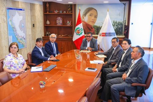 Ministro de Energía y Minas, Luis Enrique Bravo De La Cruz, destacó el rol estratégico de la electrificación en el desarrollo de la industria agrícola, en reunión con la empresa CVC Energía. Foto: Cortesía.