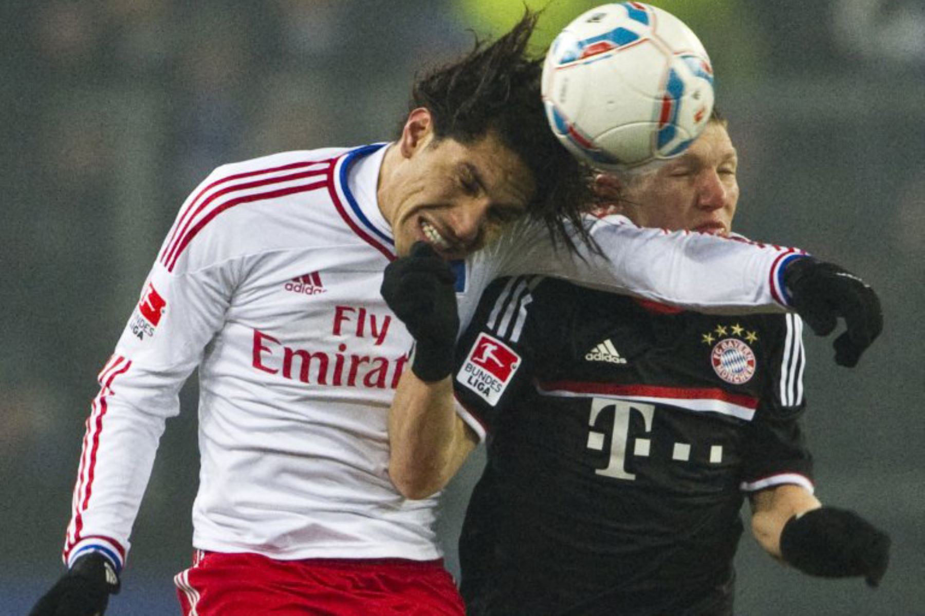 Paolo Guerrero también formó parte de la selecta lista de peruanos que defendieron la camiseta del Bayern München. Su potente físico y capacidad goleadora le permitieron adaptarse al ritmo de la Bundesliga, dejando muestras de calidad y compromiso en los partidos que disputó con el club bávaro. Foto: AFP