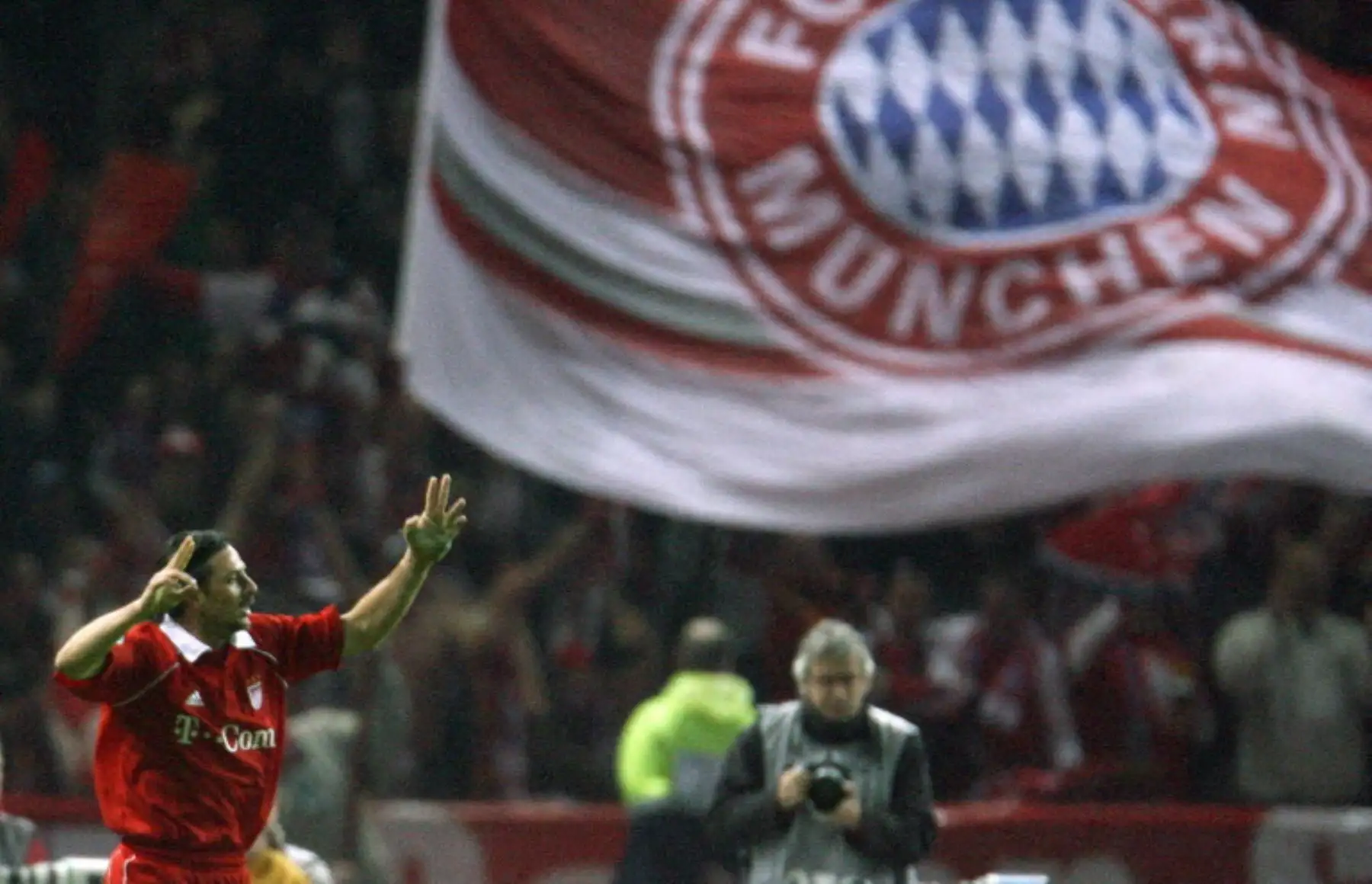 Pizarro no solo se destacó en el club muniqués sino también como embajador del fútbol peruano en Europa, abriendo puertas para otros futbolistas nacionales. Sus éxitos en Alemania inspiraron a toda una generación y reforzaron la presencia internacional de los jugadores peruanos en ligas de élite. Foto: AFP