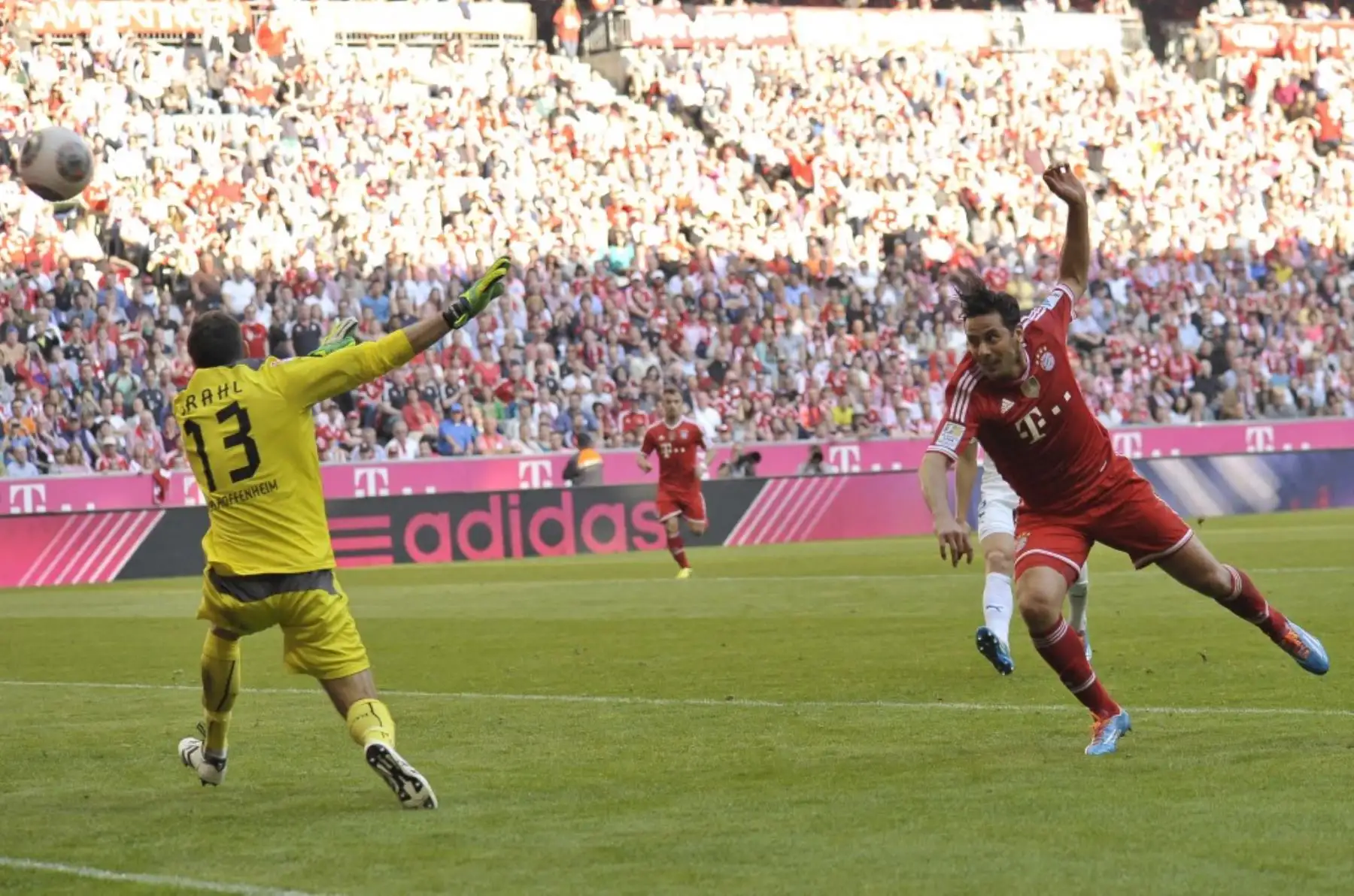 Durante sus años en el Bayern, Claudio Pizarro ganó numerosas Bundesligas y copas nacionales, consolidándose como uno de los delanteros más efectivos de su generación. Su versatilidad y olfato goleador le permitieron ganarse el respeto de compañeros, entrenadores y rivales en el fútbol europeo. Foto: AFP