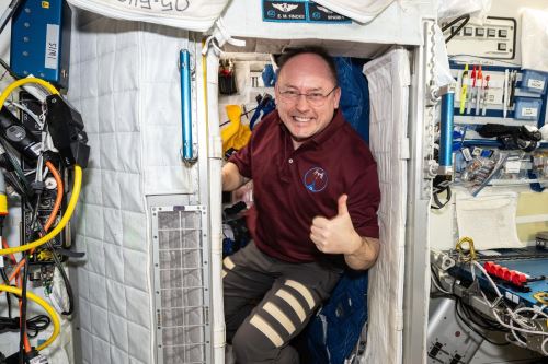El astronauta de la NASA Mike Fincke se despidió de la tripulación a bordo del módulo Harmony de la Estación Espacial Internacional.