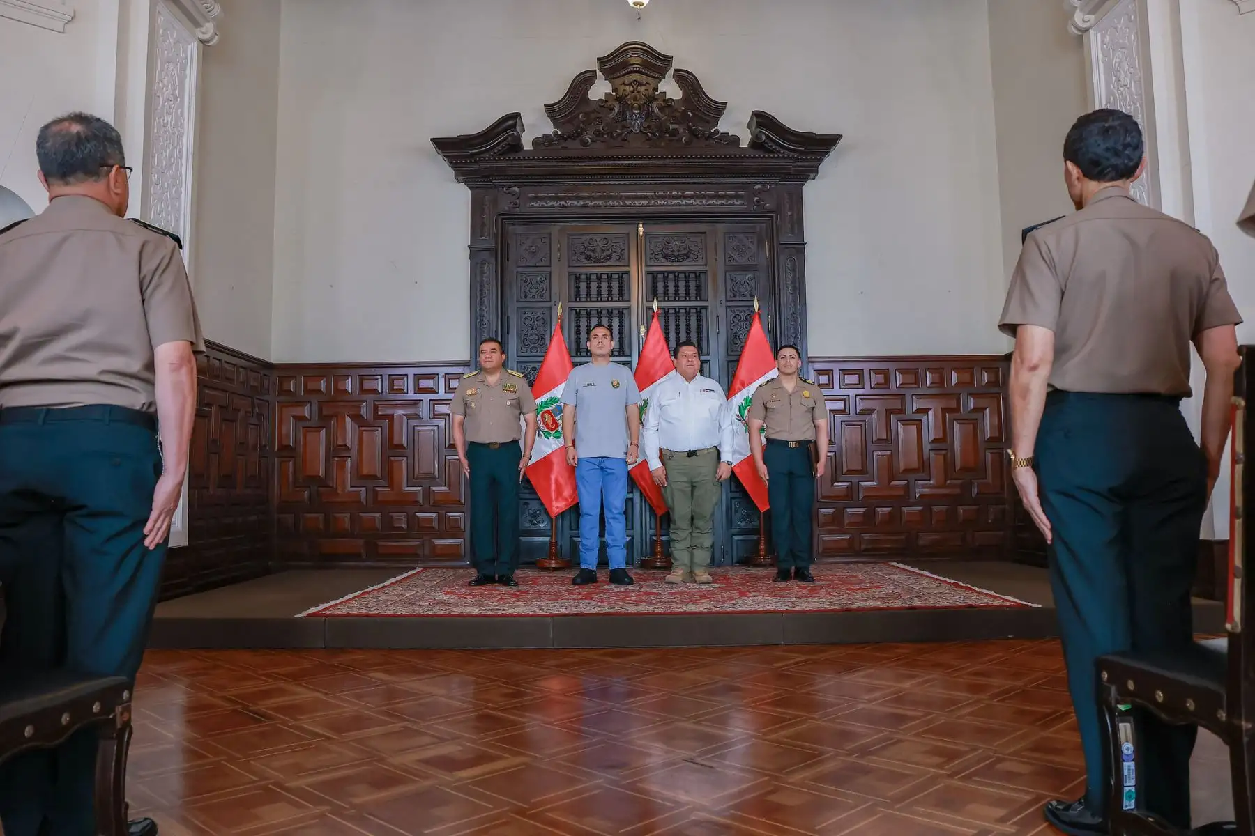 El presidente de la República, José Jerí, otorgó un ascenso excepcional al suboficial Eriksson Roy Pozo Reátegui por acción distinguida tras abatir a un sicario que había disparado contra un chofer de transporte público durante un ataque en el distrito de Comas, donde el agresor asesinó al conductor antes de intentar huir. La ceremonia se realizó en Palacio de Gobierno con la presencia de autoridades y mandos policiales. Foto: ANDINA/Prensa Presidencia
