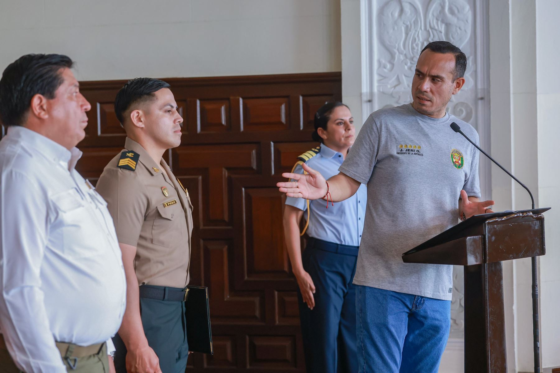 El presidente de la República, José Jerí, otorgó un ascenso excepcional al suboficial Eriksson Roy Pozo Reátegui por acción distinguida tras abatir a un sicario que había disparado contra un chofer de transporte público durante un ataque en el distrito de Comas, donde el agresor asesinó al conductor antes de intentar huir. La ceremonia se realizó en Palacio de Gobierno con la presencia de autoridades y mandos policiales. Foto: ANDINA/Prensa Presidencia