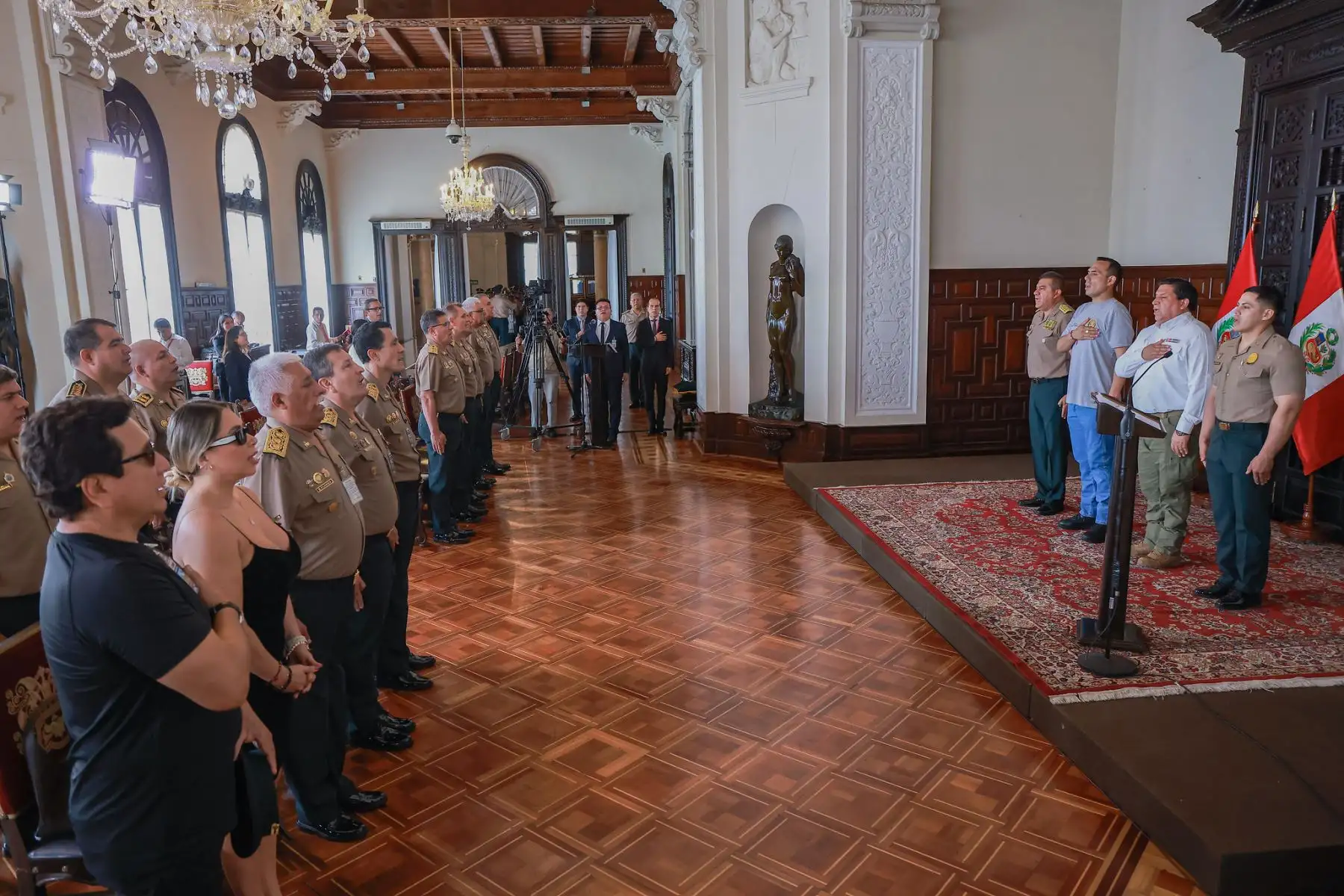 El presidente de la República, José Jerí, otorgó un ascenso excepcional al suboficial Eriksson Roy Pozo Reátegui por acción distinguida tras abatir a un sicario que había disparado contra un chofer de transporte público durante un ataque en el distrito de Comas, donde el agresor asesinó al conductor antes de intentar huir. La ceremonia se realizó en Palacio de Gobierno con la presencia de autoridades y mandos policiales. Foto: ANDINA/Prensa Presidencia