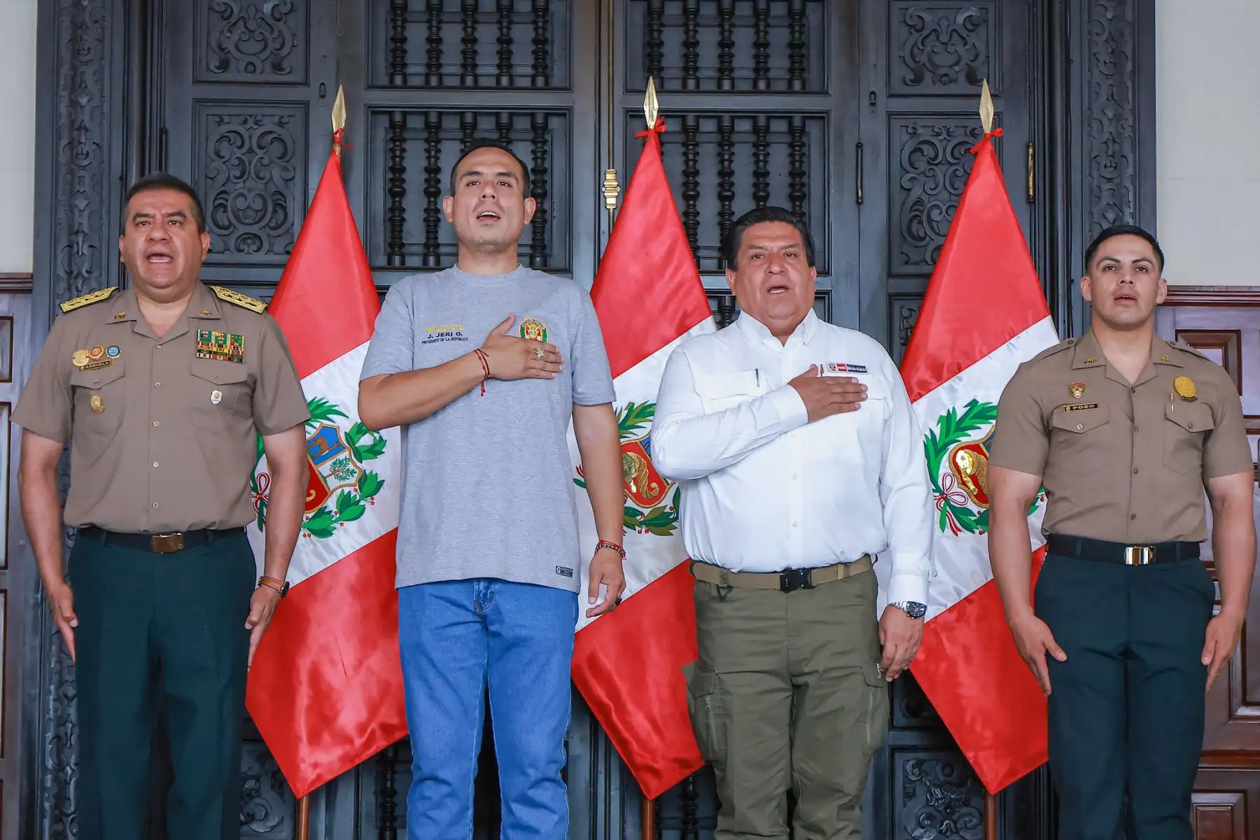 El presidente de la República, José Jerí, otorgó un ascenso excepcional al suboficial Eriksson Roy Pozo Reátegui por acción distinguida tras abatir a un sicario que había disparado contra un chofer de transporte público durante un ataque en el distrito de Comas, donde el agresor asesinó al conductor antes de intentar huir. La ceremonia se realizó en Palacio de Gobierno con la presencia de autoridades y mandos policiales. Foto: ANDINA/Prensa Presidencia