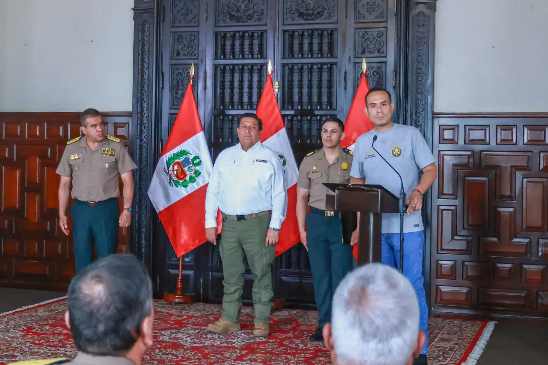 El presidente de la República, José Jerí, otorgó un ascenso excepcional al suboficial Eriksson Roy Pozo Reátegui por acción distinguida tras abatir a un sicario que había disparado contra un chofer de transporte público durante un ataque en el distrito de Comas, donde el agresor asesinó al conductor antes de intentar huir. La ceremonia se realizó en Palacio de Gobierno con la presencia de autoridades y mandos policiales. Foto: ANDINA/Prensa Presidencia