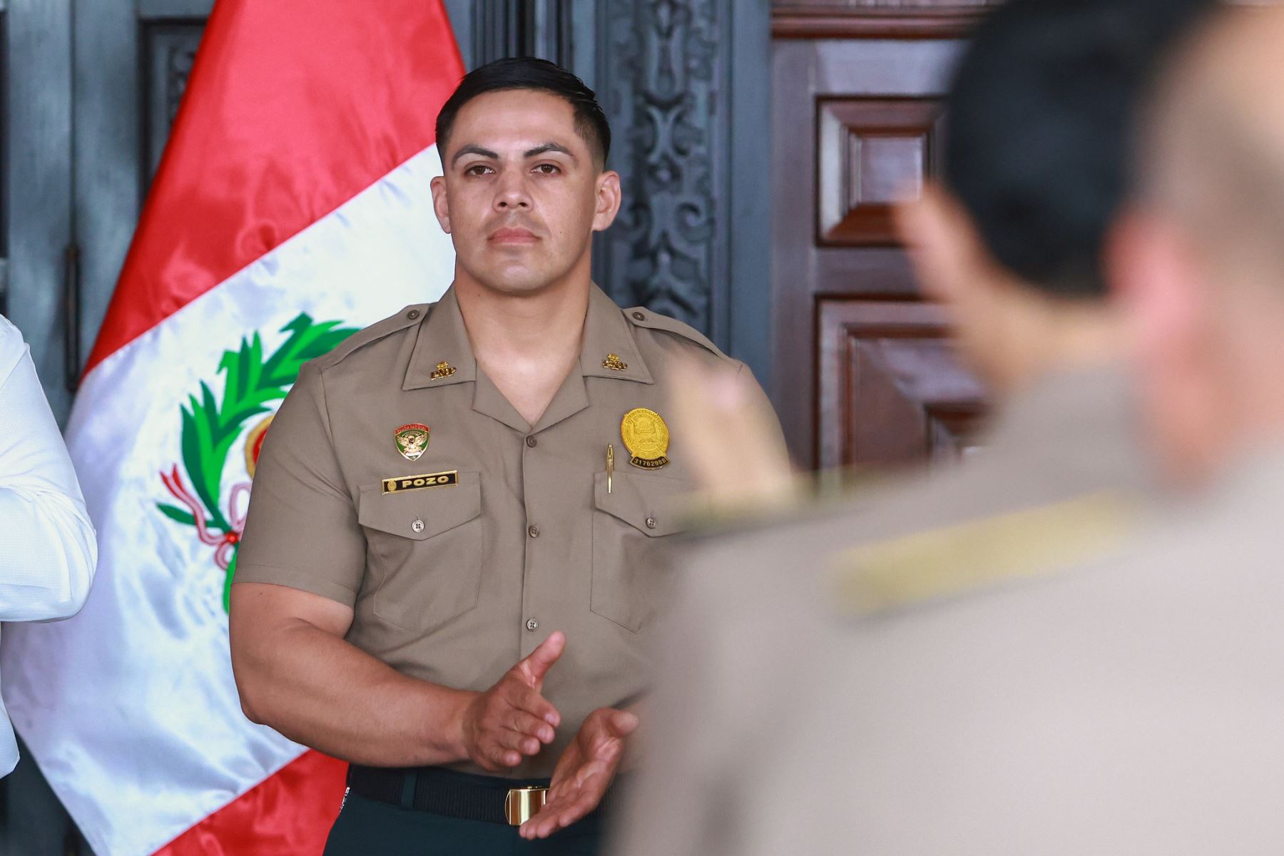 El presidente de la República, José Jerí, otorgó un ascenso excepcional al suboficial Eriksson Roy Pozo Reátegui por acción distinguida tras abatir a un sicario que había disparado contra un chofer de transporte público durante un ataque en el distrito de Comas, donde el agresor asesinó al conductor antes de intentar huir. La ceremonia se realizó en Palacio de Gobierno con la presencia de autoridades y mandos policiales. Foto: ANDINA/Prensa Presidencia