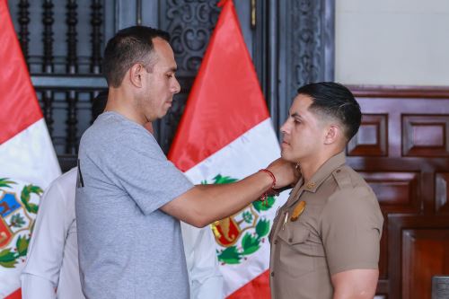 Presidente de la república, José Jerí, asciende a suboficial PNP que abatió a sicario en Comas