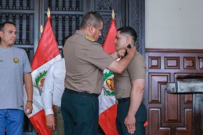 El presidente José Jerí lideró la ceremonia de ascenso excepcional del suboficial PNP, Eriksson Roy Pozo Reátegui. Foto: ANDINA/Prensa Presidencia