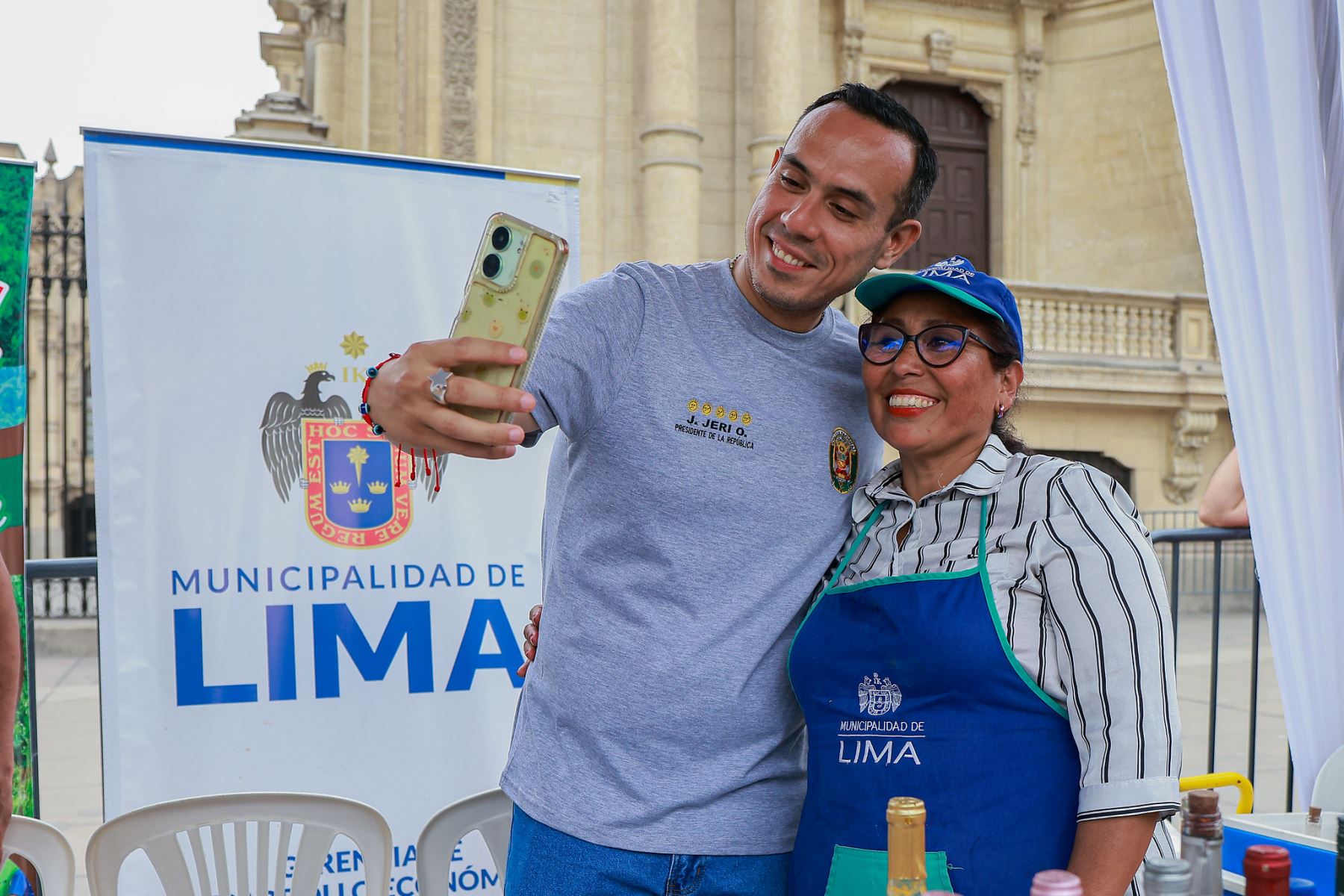 El presidente de la República, José Jerí, vistió la feria “Más Cerca del Perú” dedicada a la región Ica, donde pudo conocer productos, artesanías y propuestas de desarrollo local. En su recorrido saludó a productores y emprendedores, destacando el potencial económico y cultural de la zona. La feria busca acercar la oferta regional a diversas comunidades del país y fortalecer la identidad productiva de Ica. Fotos: ANDINA/Presidencia